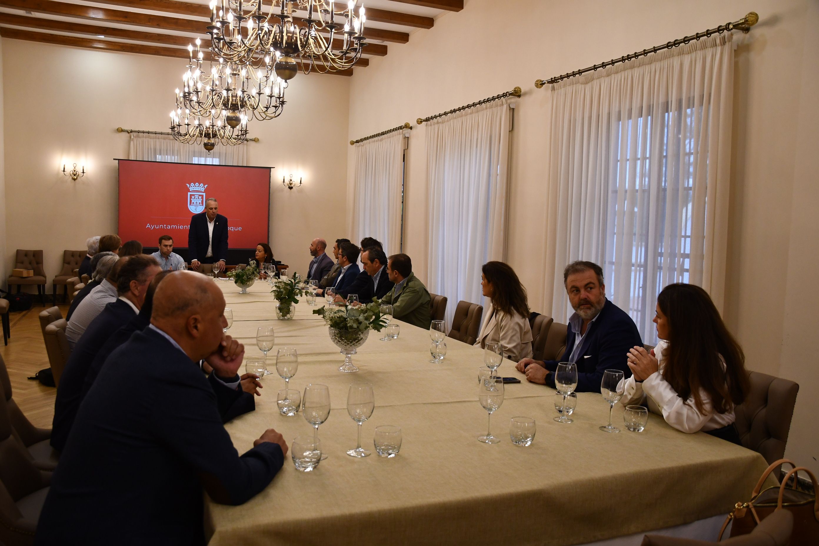 San Roque informa a constructores de las ventajas fiscales para la construcción de viviendas. 