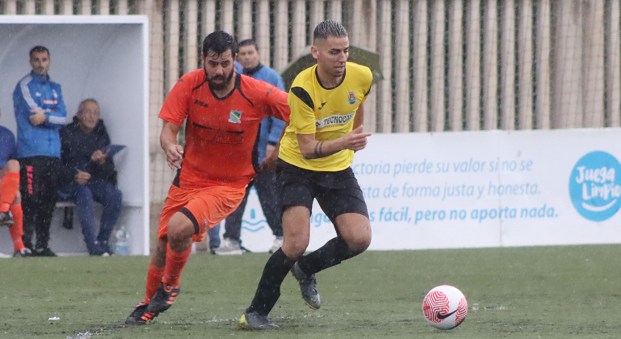 El jugador del Bahía, José Manuel, con el balón, ha sido sancionado con dos encuentros/Foto: Axel S.C.