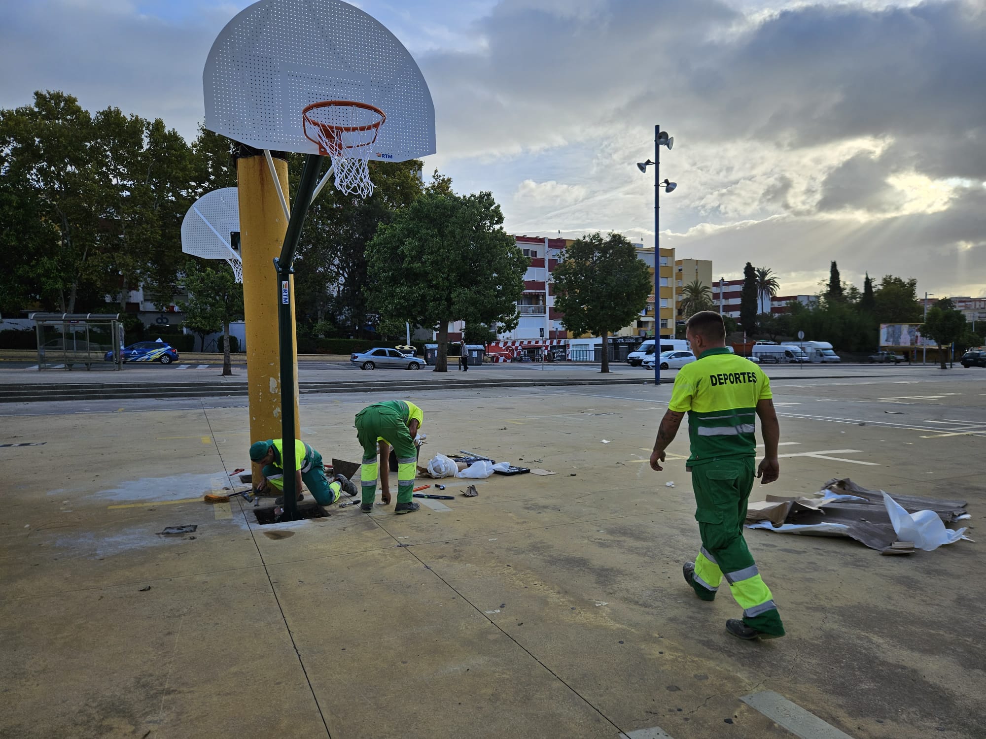 El Ayuntamiento de Algeciras coloca dos nuevas canastas en la zona deportiva del Parque Feria