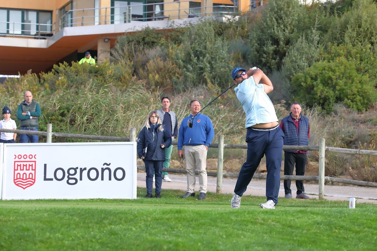 Mario Galiano, en la salida de uno de los hoyos del Campo de Golf de Logroño