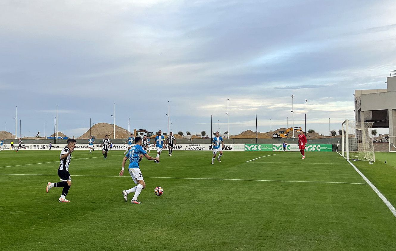 Un lance del RB Linense-Racing Cartagena Mar Menor FC de la Segunda Federación/Foto: @rbl1912