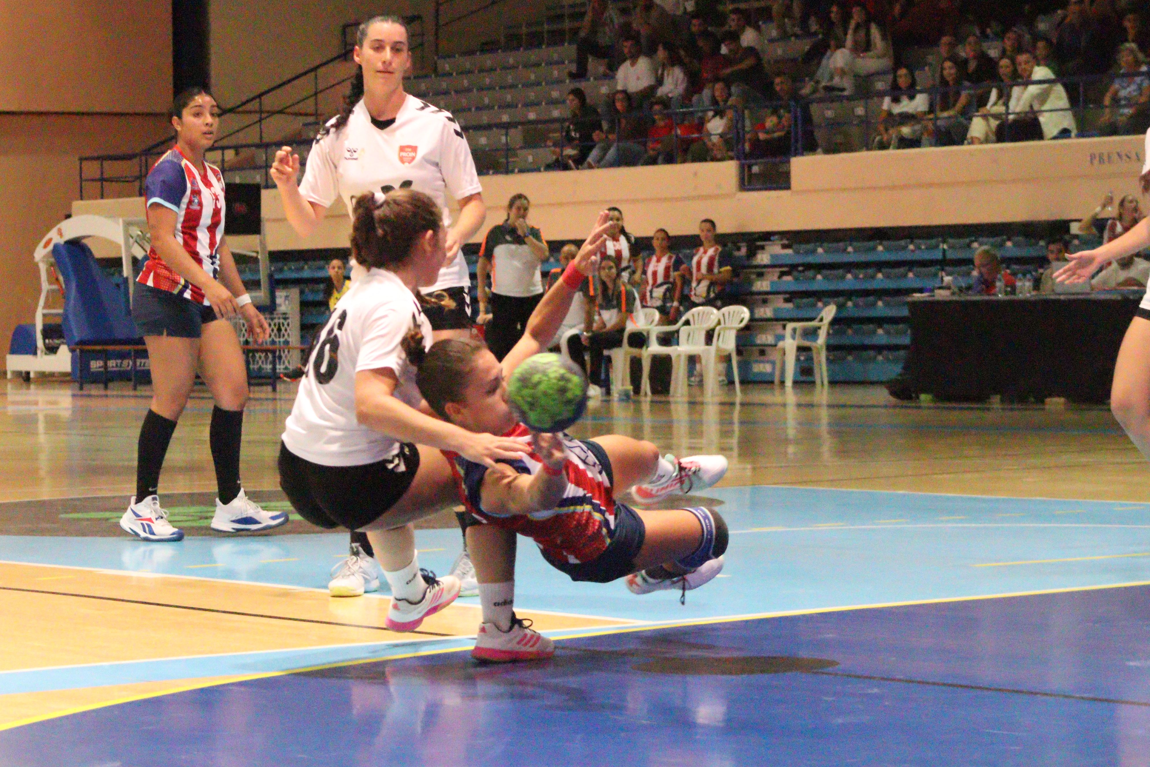 La algecireña Nerea Guerrero es derribada al borde del área por una jugadora del Proin Triana/Foto. Axel S.C.