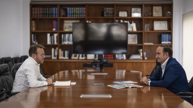 El periodista Francis Mena y Gerardo Landaluce, durante la entrevista | Juan Manuel Galindo El periodista Francis Mena y Gerardo Landaluce, durante la entrevista | Juan Manuel Galindo