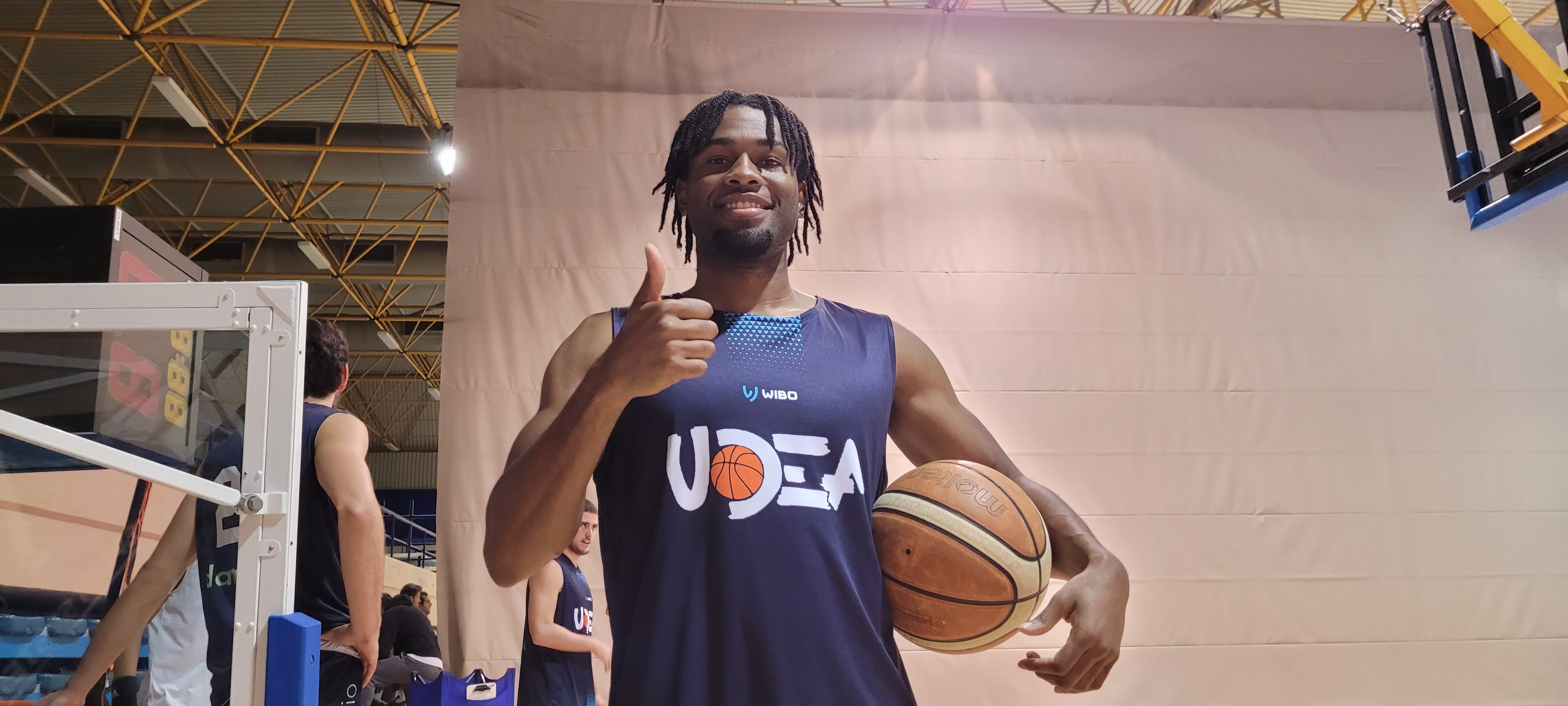 Etham Igbanugo posa para 8DIrecto con la camiseta de Damex UDEA en el entreno de esta tarde/Foto: Axel S.C.