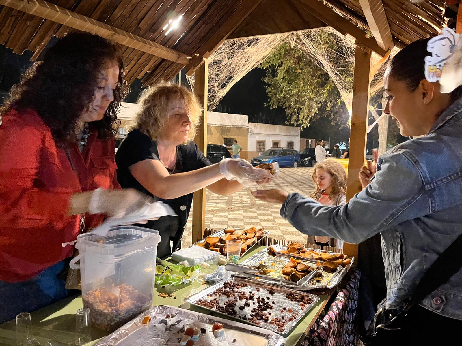 Imagen de una degustación de dulces típicos de Tosantos en Los Barrios. El Ayuntamiento de Los Barrios ha anunciado cambios en la Fiesta de Tosantos y Halloween debido a la previsión de lluvias. 