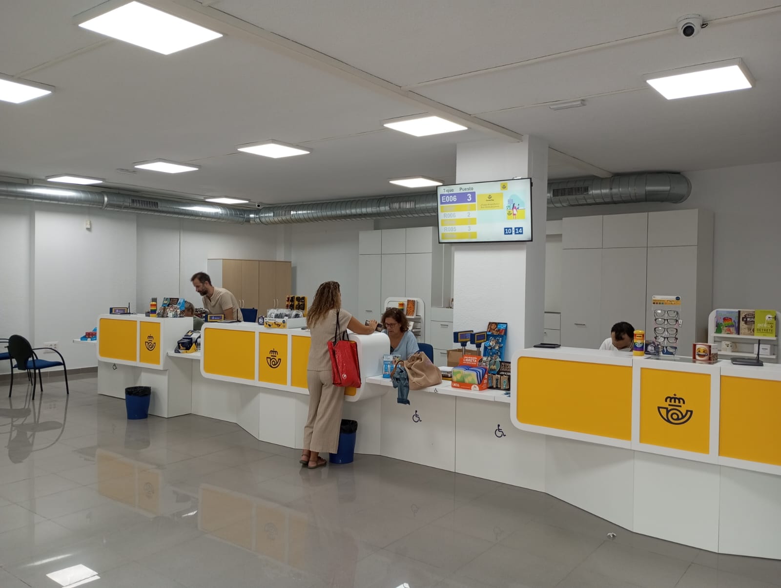 Más de 2.500 personas han usado la oficina de Correos en la calle Tarifa en el primer mes. Imagen de archivo. Exigen a Correos que solucione la falta de personal que afecta al reparto postal en Algeciras