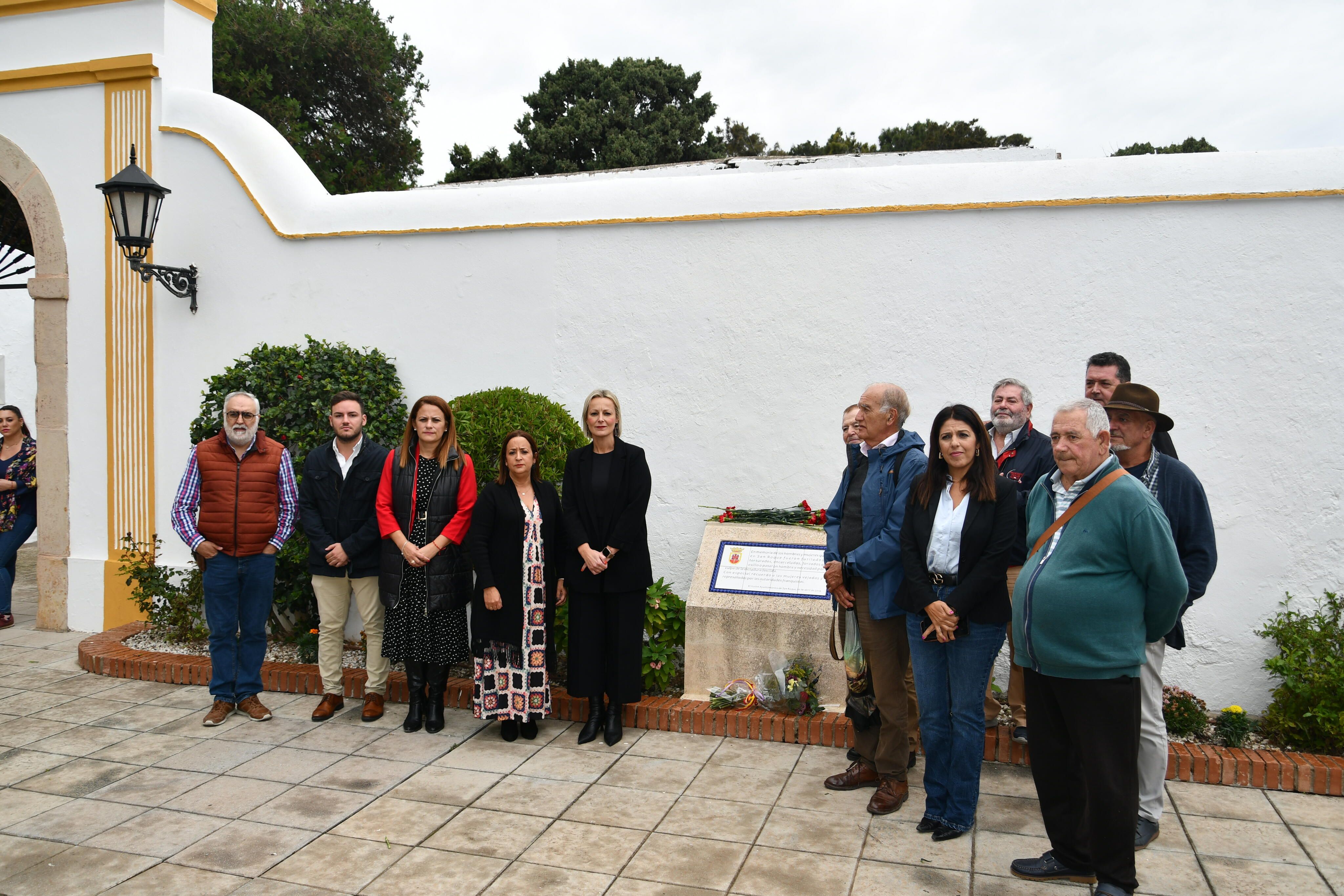 San Roque recuerda a las víctimas del franquismo con una ofrenda floral en el cementerio de San Miguel
