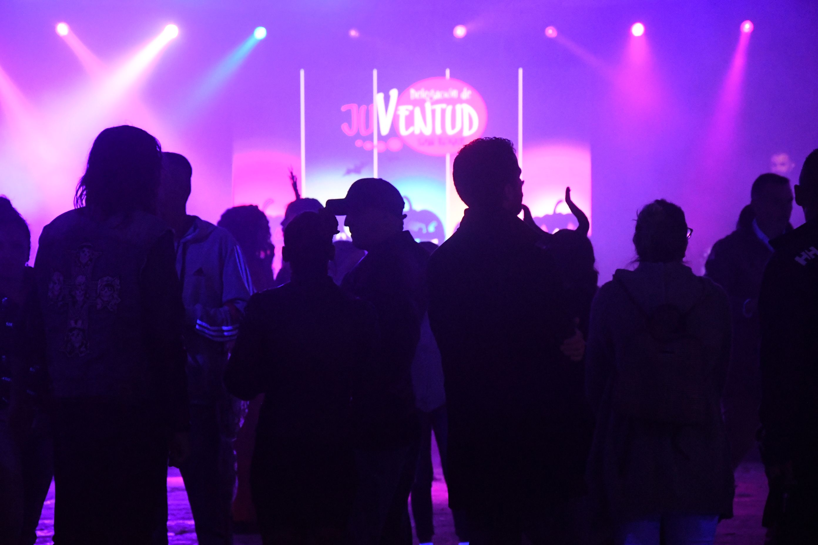 Buen ambiente en la 'Neon Party' de Halloween de San Roque.