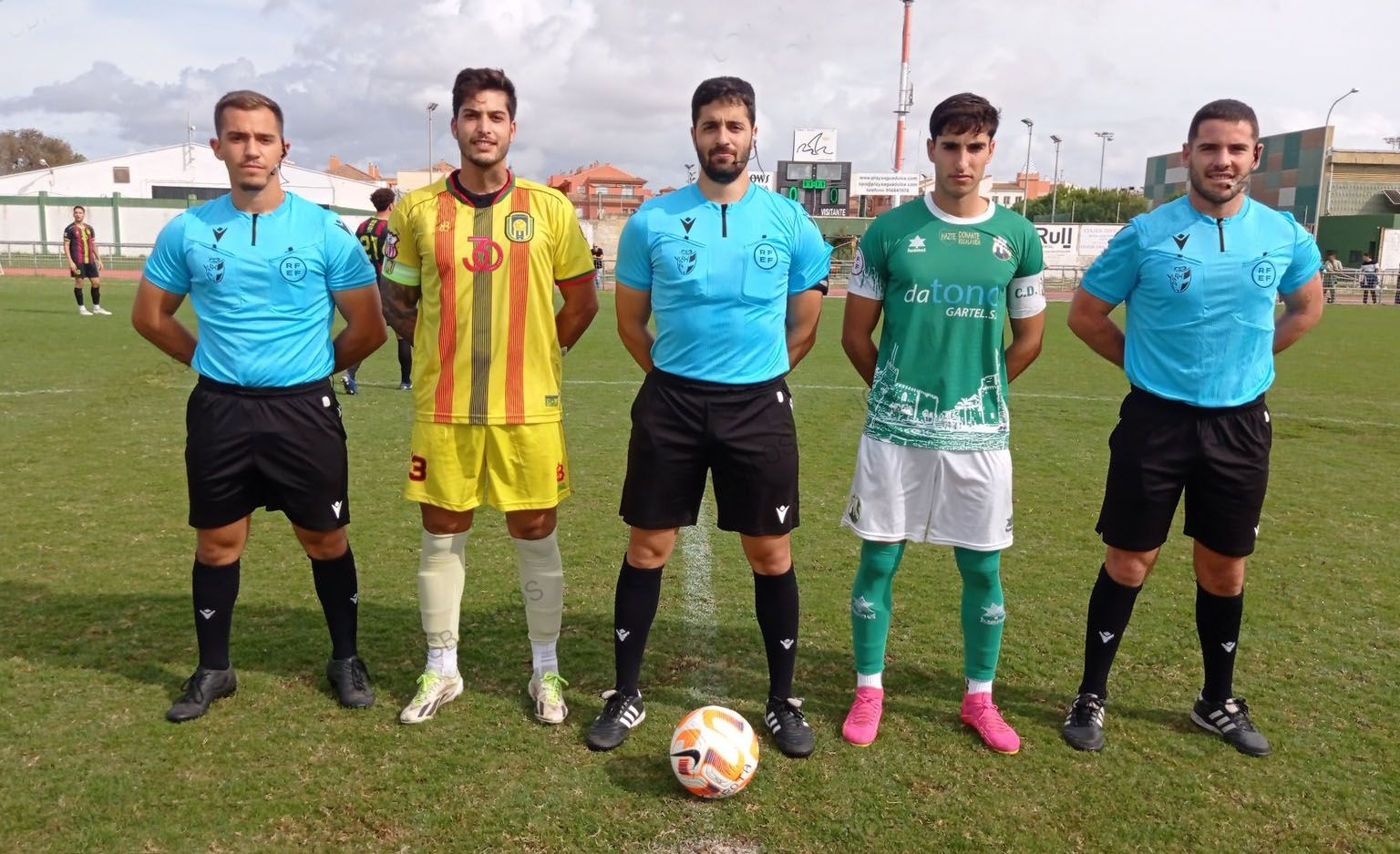 Los capitanes de UD Los Barrios y CD Rota antes del partido junto al trío arbitral