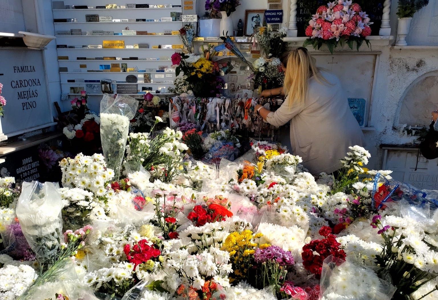 Paco de Lucía o 'el Soldado', historias del cementerio viejo de Algeciras. En esta imagen, ofrendas ante el nicho del 'Santito'. Foto: Fermín Anguita Fortes - escritor