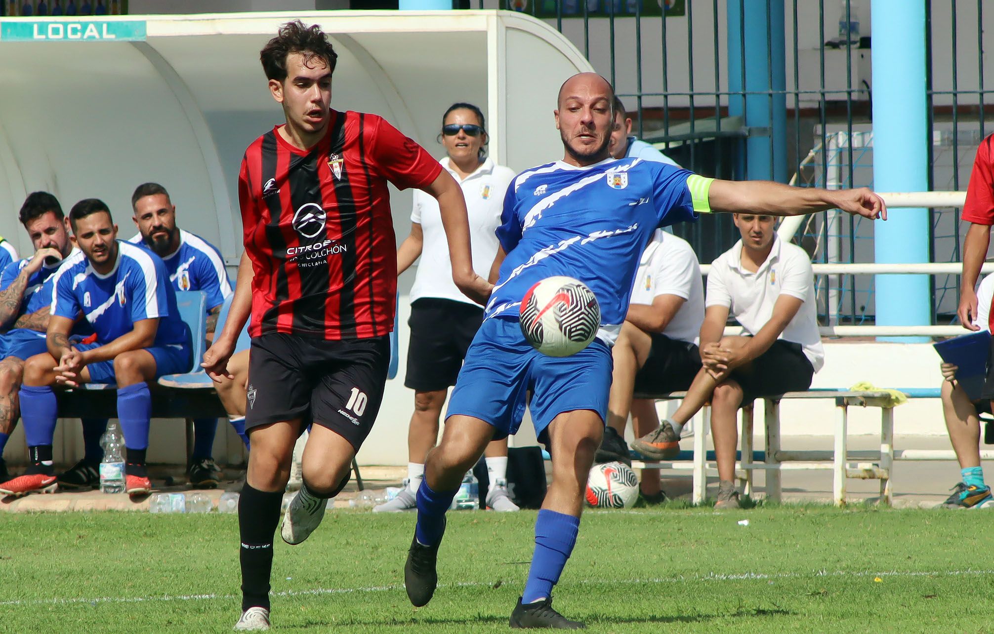 Juanlu Peñalosa con un jugador del Chiclana Industrial, en un lance del partido de ida/Foto Axel S.C.