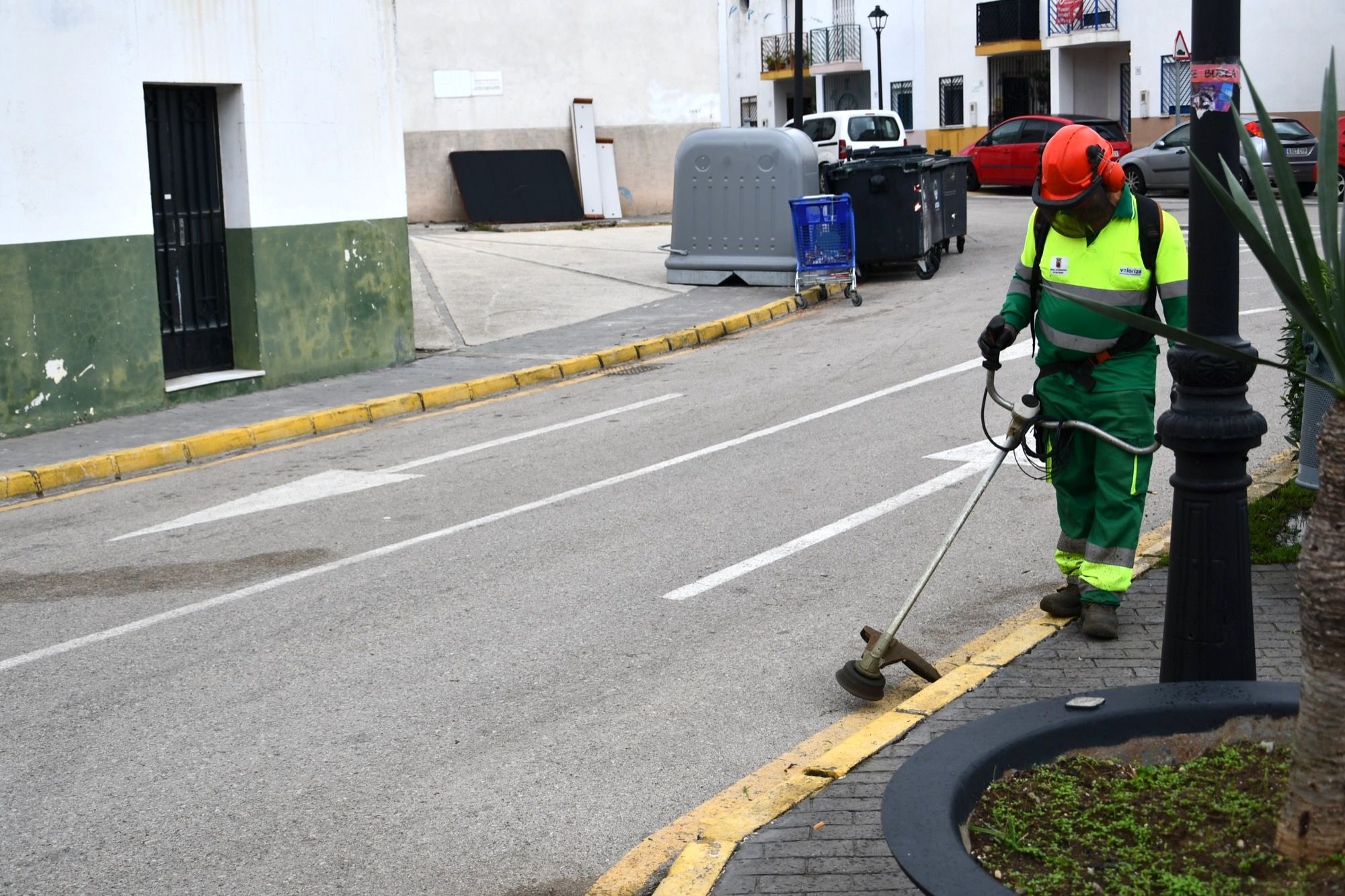 Operarios realizan una limpieza especial en las calles de Puente Mayorga.