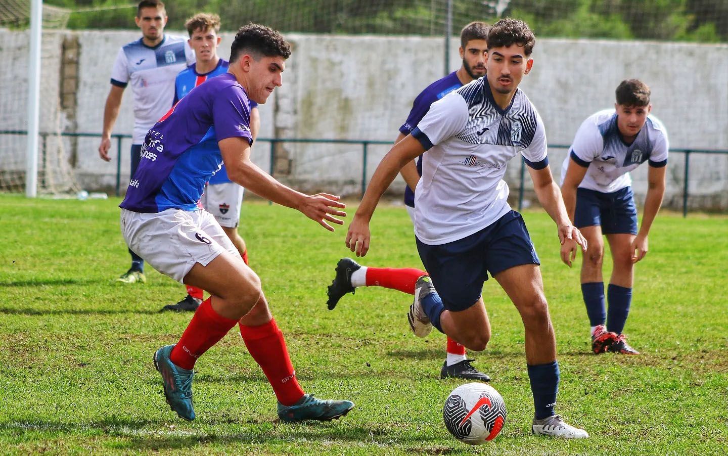 El jugador de la UD Tarifa, Chan, trata de cortar el avance de un jugador del Vejer/Foto: © Juan Daza