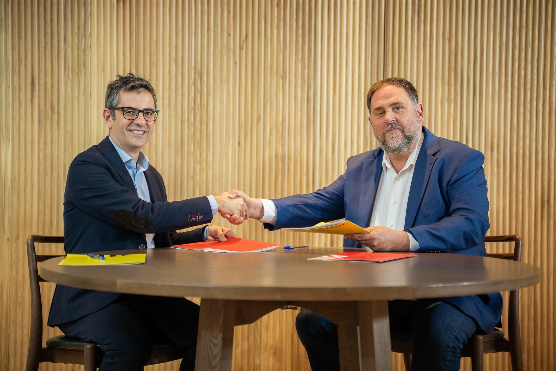 Los detalles del acuerdo PSOE-ERC: amnistía, condonación de deuda y traspaso de Rodalies. El ministro de Presidencia, Félix Bolaños, y el líder de ERC, Oriol Junqueras, firman el acuerdo para investir a Pedro Sánchez - GERARD MAGRINYA.