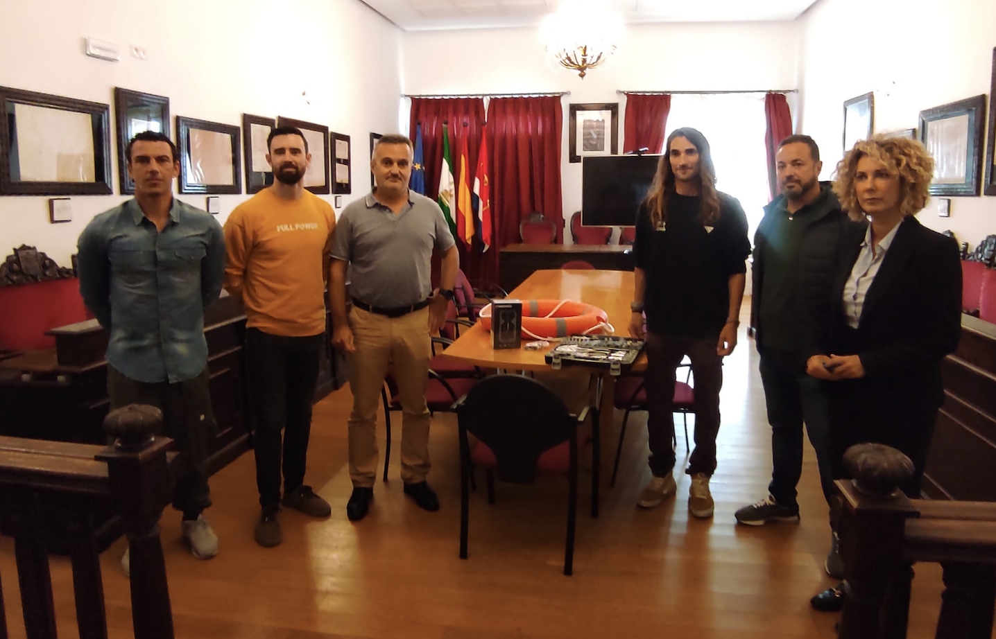 La regata Full Power dona material de rescate e intervención a Protección Civil de Tarifa