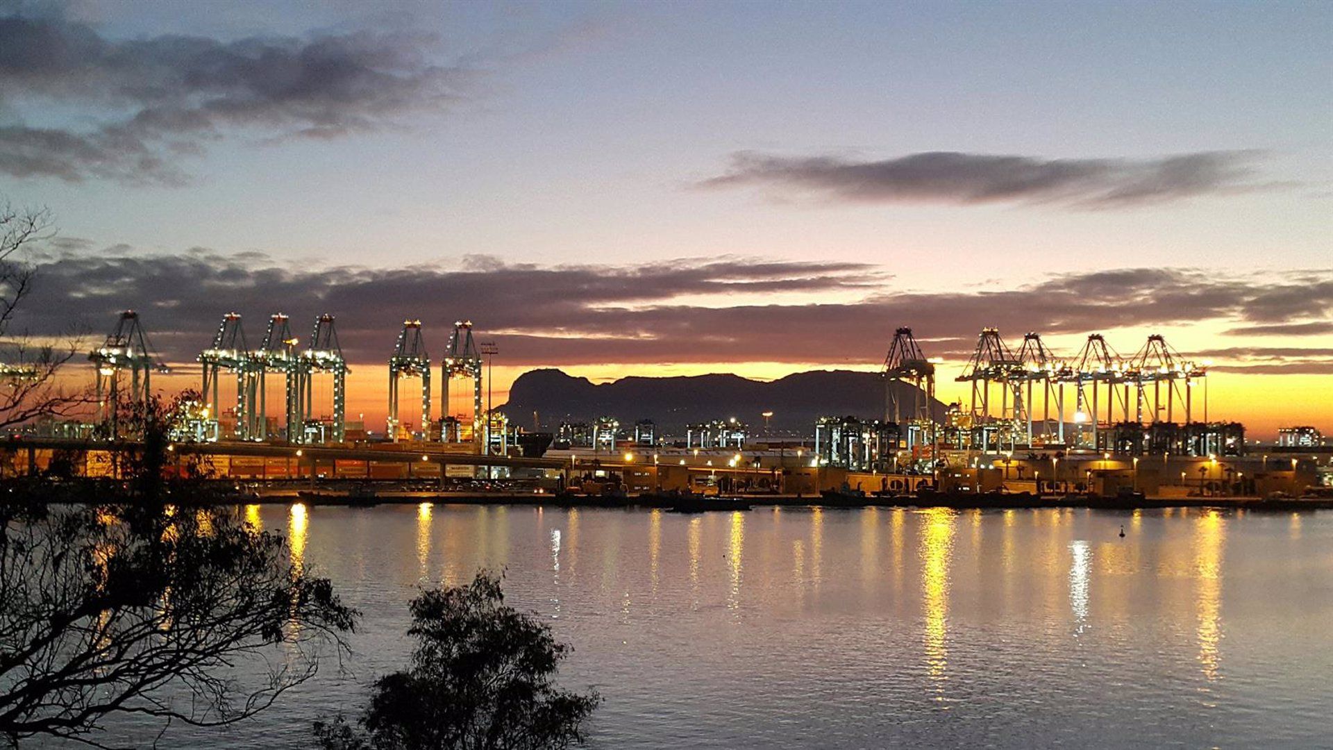 Adjudicada por 368.000 euros la mejora del alumbrado de la zona administrativa del Puerto de Algeciras. FOTO: E.P.