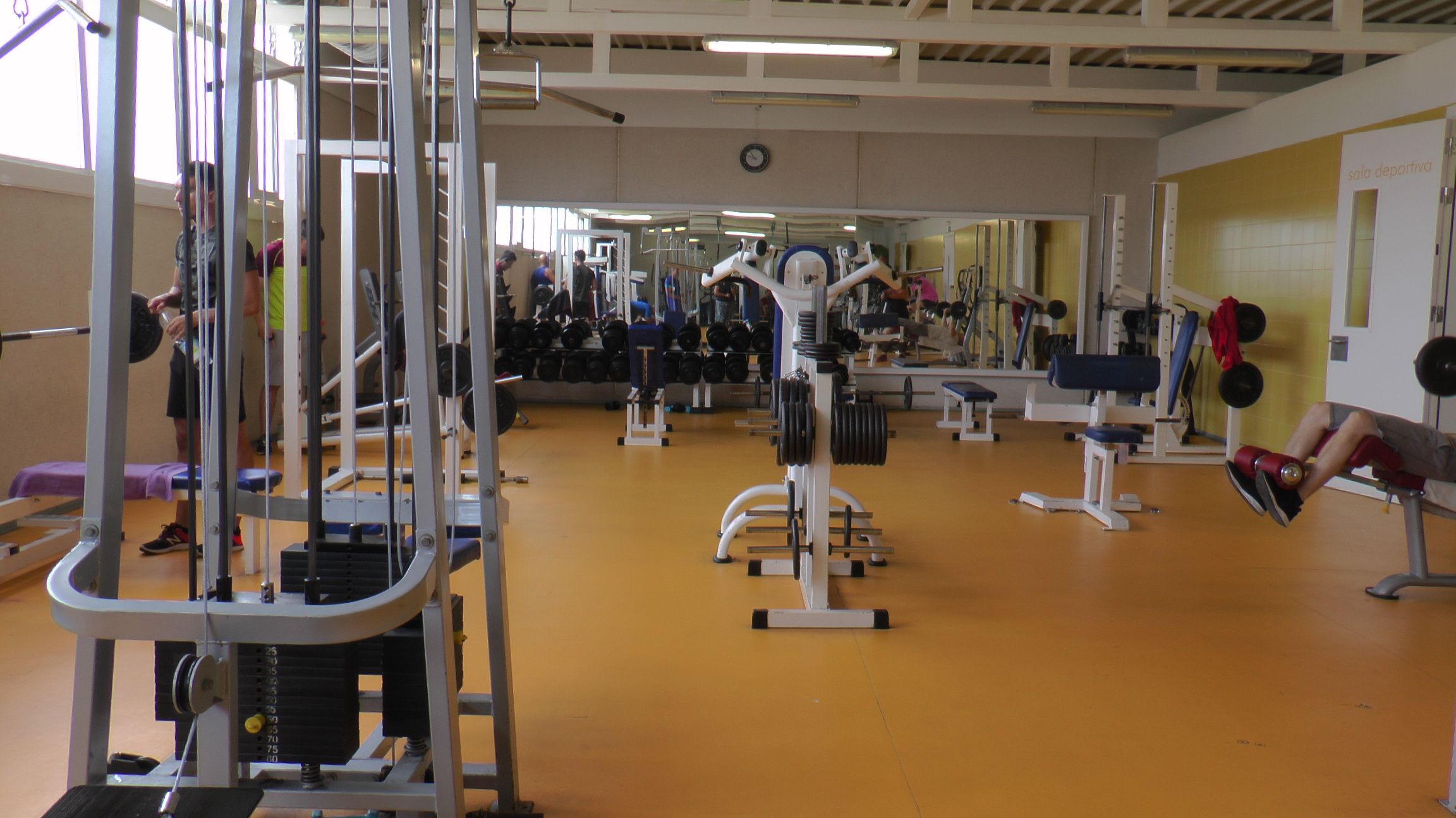 Tarifa amplía el horario de apertura de su gimnasio municipal incluyendo el sábado.