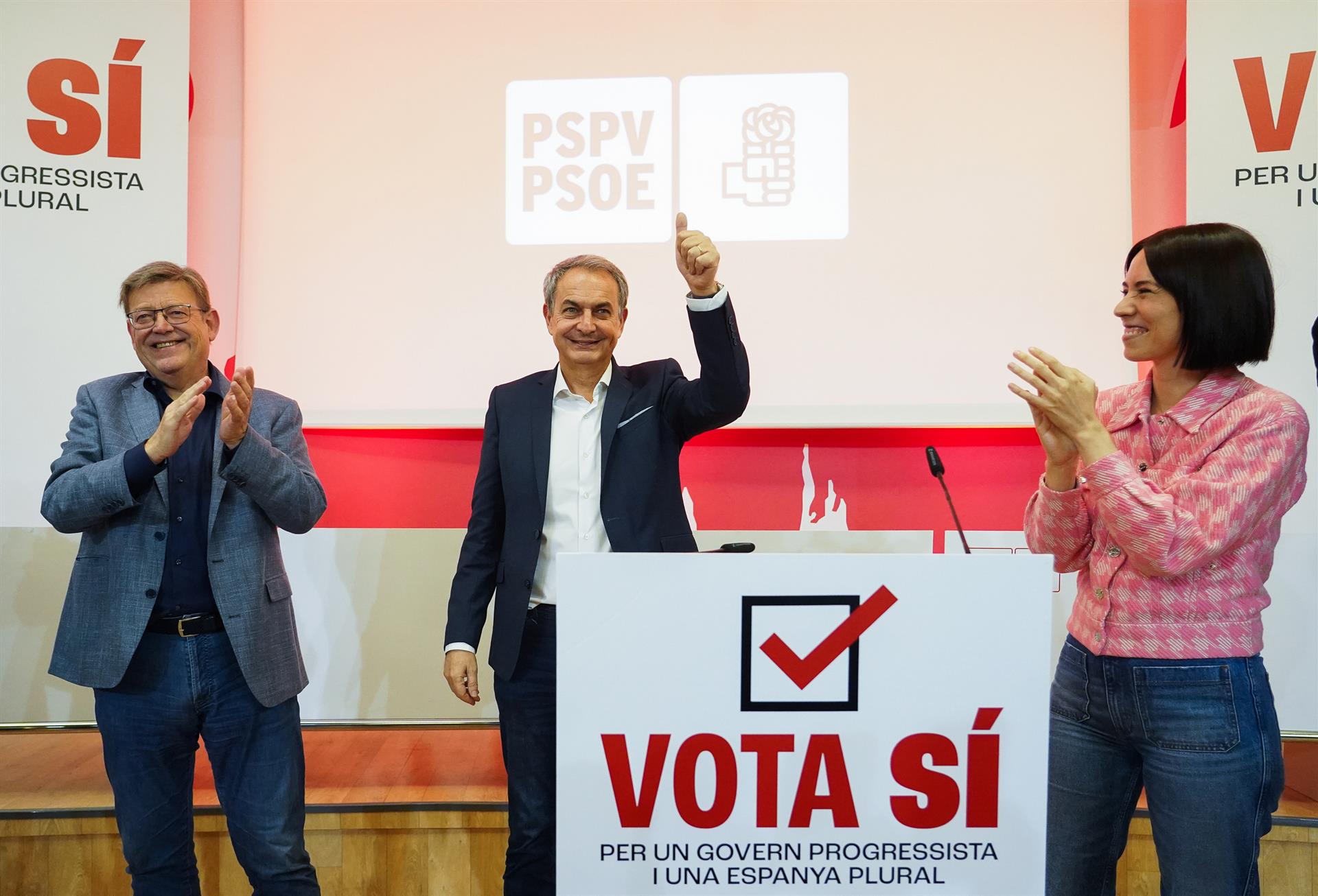 El secretario general del PSPV-PSOE, Ximo Puig (i), y el expresidente del Gobierno, José Luis Rodríguez Zapatero (c) durante el acto 'Vota Sí. Por un Gobierno Progresista y una España Plural', en la sede de UGT en València - Eduardo Manzana - Europa Press.