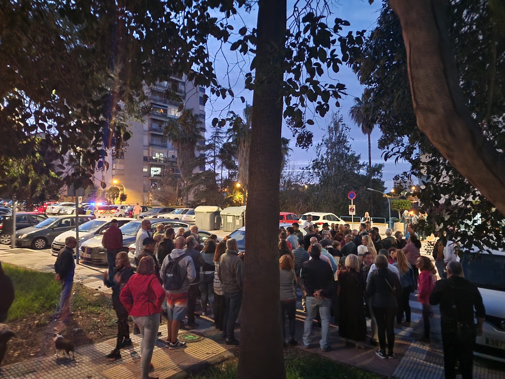 Vecinos de San José Artesano protestan por la falta de aparcamientos causada por las obras.