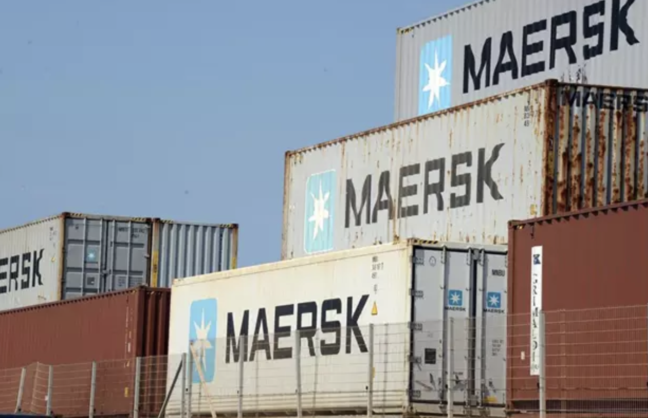 Maersk ve reducidos sus beneficios y anuncia el despido del 10% de la plantilla. Foto: Contenedores de Maersk - Gioia Forster/dpa - Archivo.