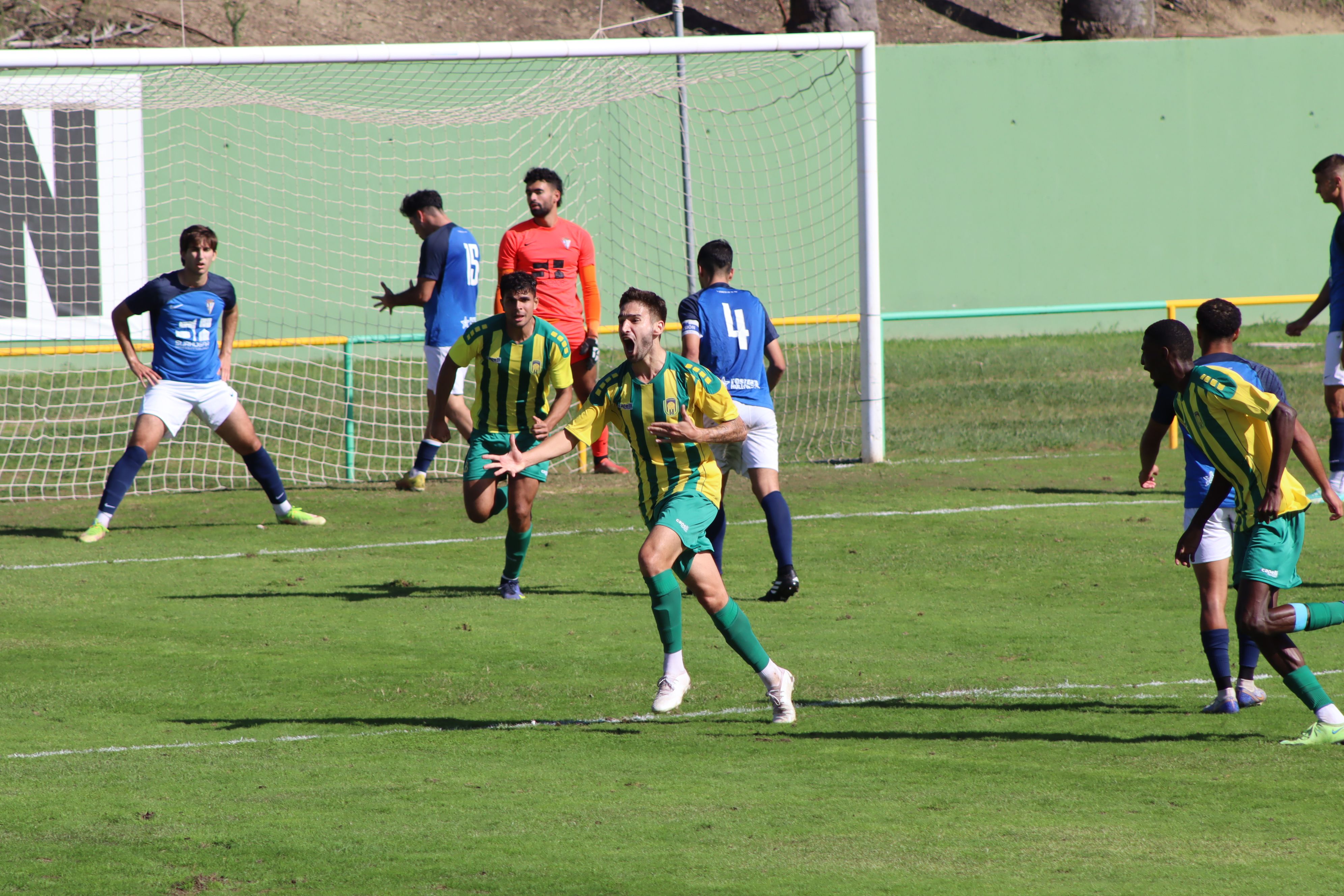 Ramiro Boccalini celebra con júbilo el tanto que le ha dado la victoria a la UD Los Barrios ante el San Fernando CDI B/Foto: Axel S.C.