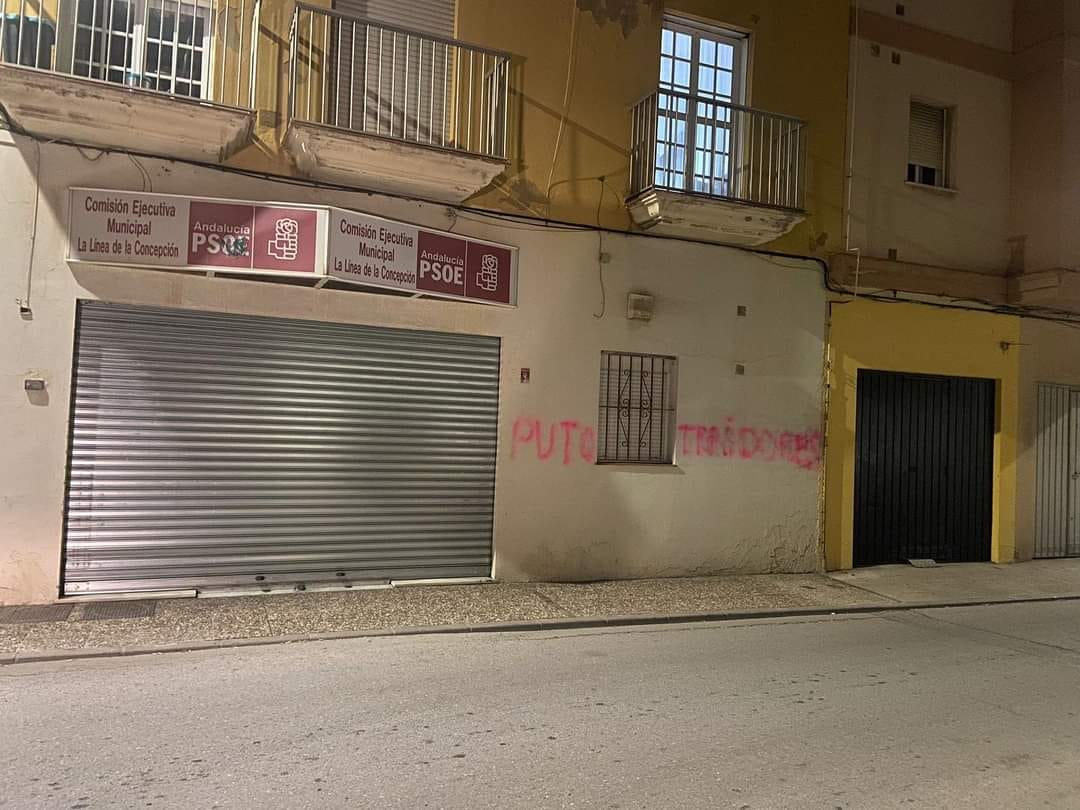 Vandalismo y pintadas en la sede del PSOE de La Línea