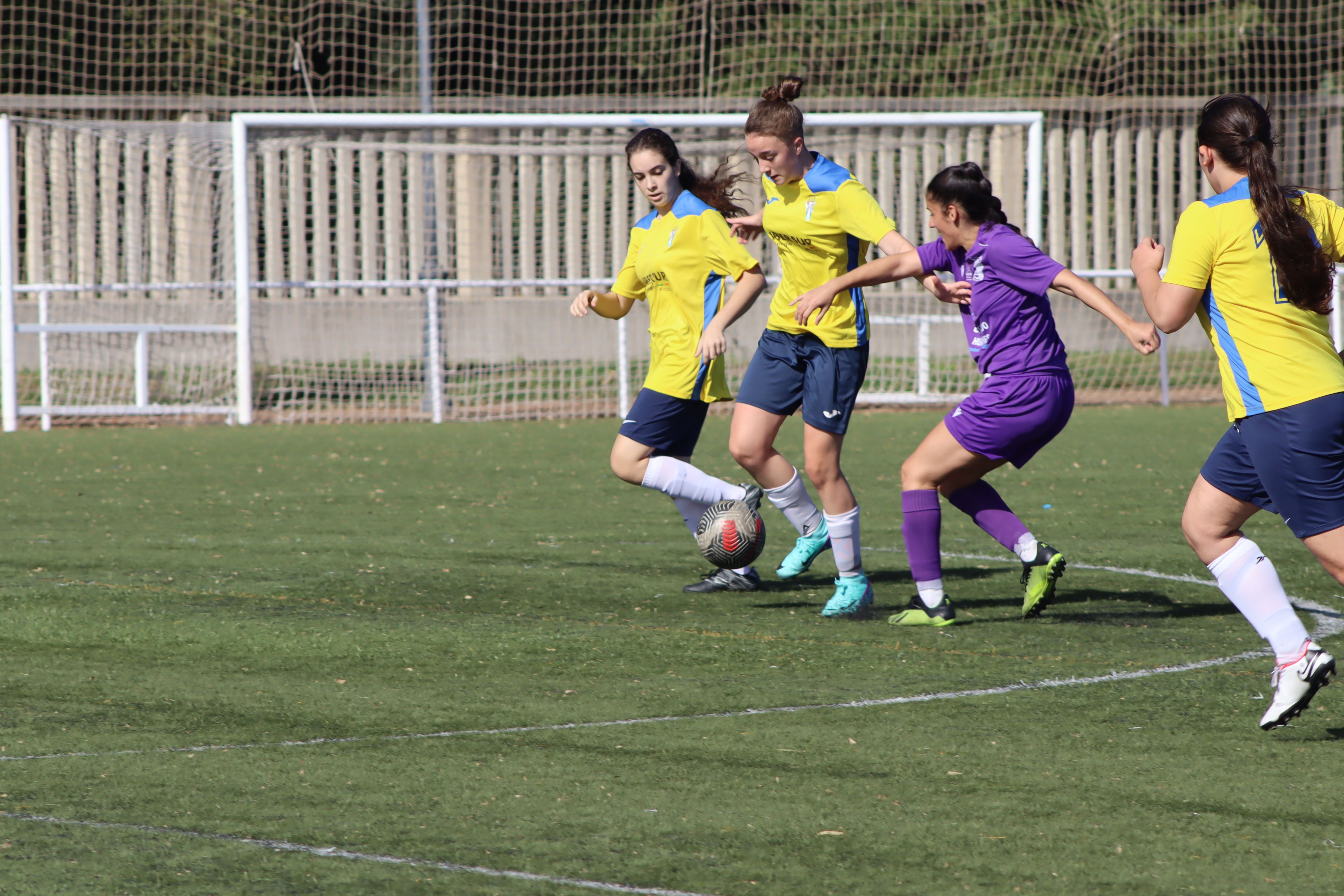 La jugadora del Deportivo, Jimena Caldelas, se lleva el balón ante Alba Galán, del Sanluqueño/Foto: Axel S.C.