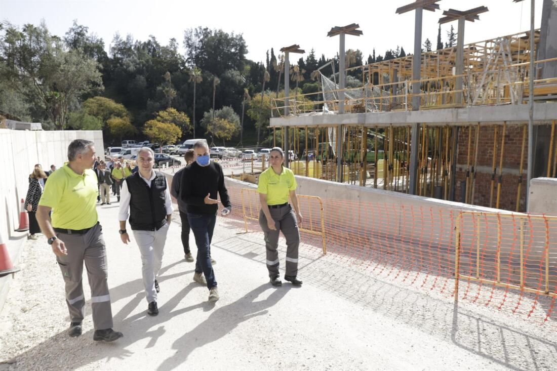 El consejero de la Presidencia, Elías Bendodo, este sábado en su visita a las obras de la nueva base del Grupo de Emergencias de Andalucía (GREA) litoral. - Álex Zea - Europa Press