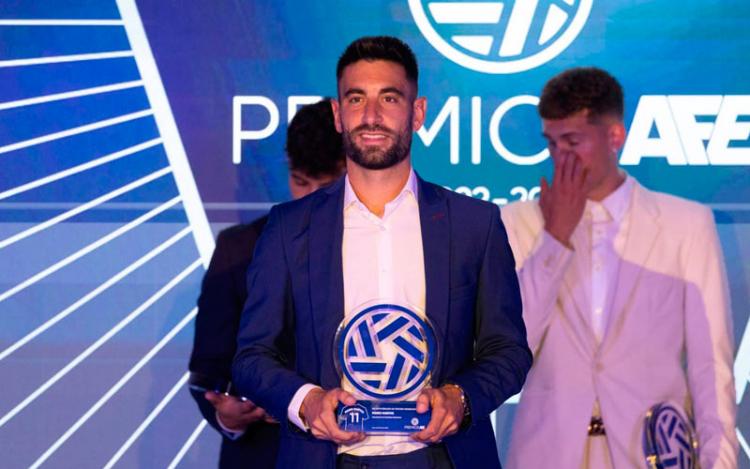 Mario Martos posa con el galardón de MVP de la temporada pasada en el Grupo IX de la Tercera Federación