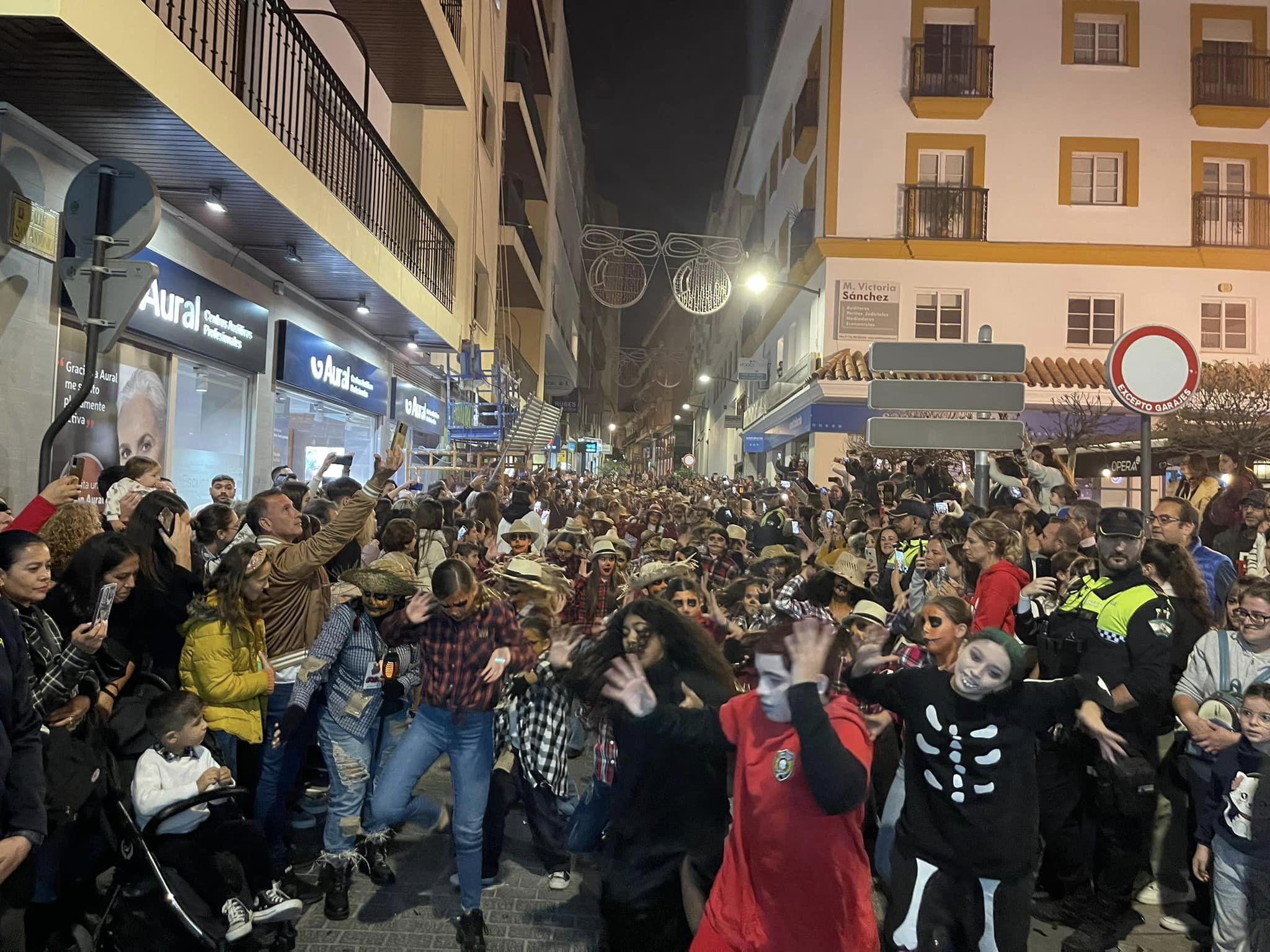 Pasacalles con motivo de Algeciras Fantástika en el centro. Fotos y vídeos de Sofía Furse. 