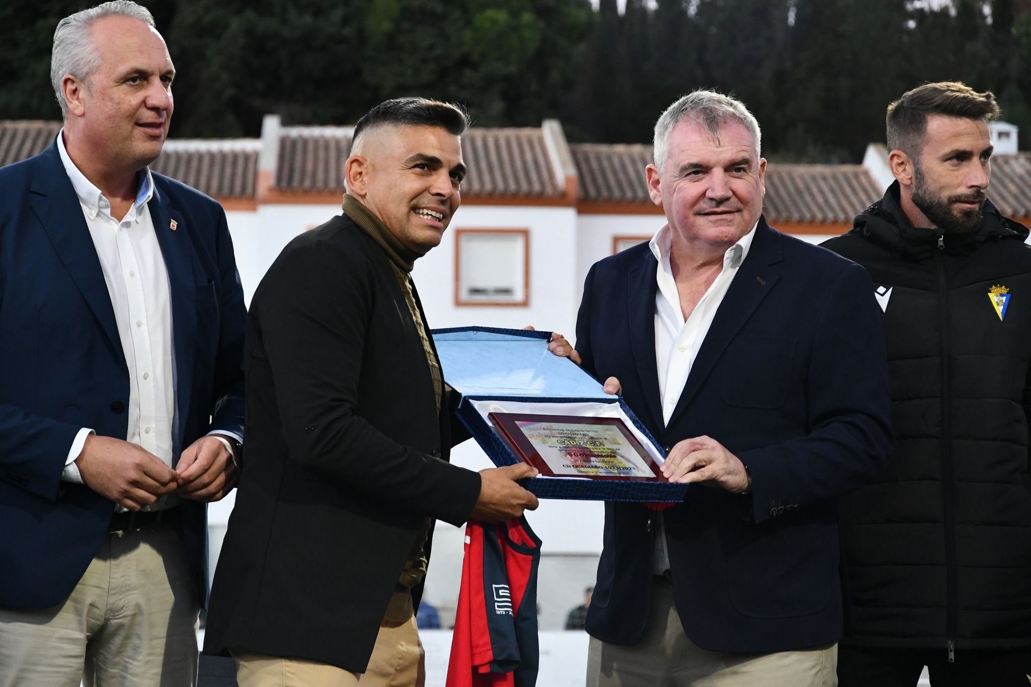 Guadiaro vibra con la presencia del Cádiz CF en el 50 aniversario de su equipo de fútbol