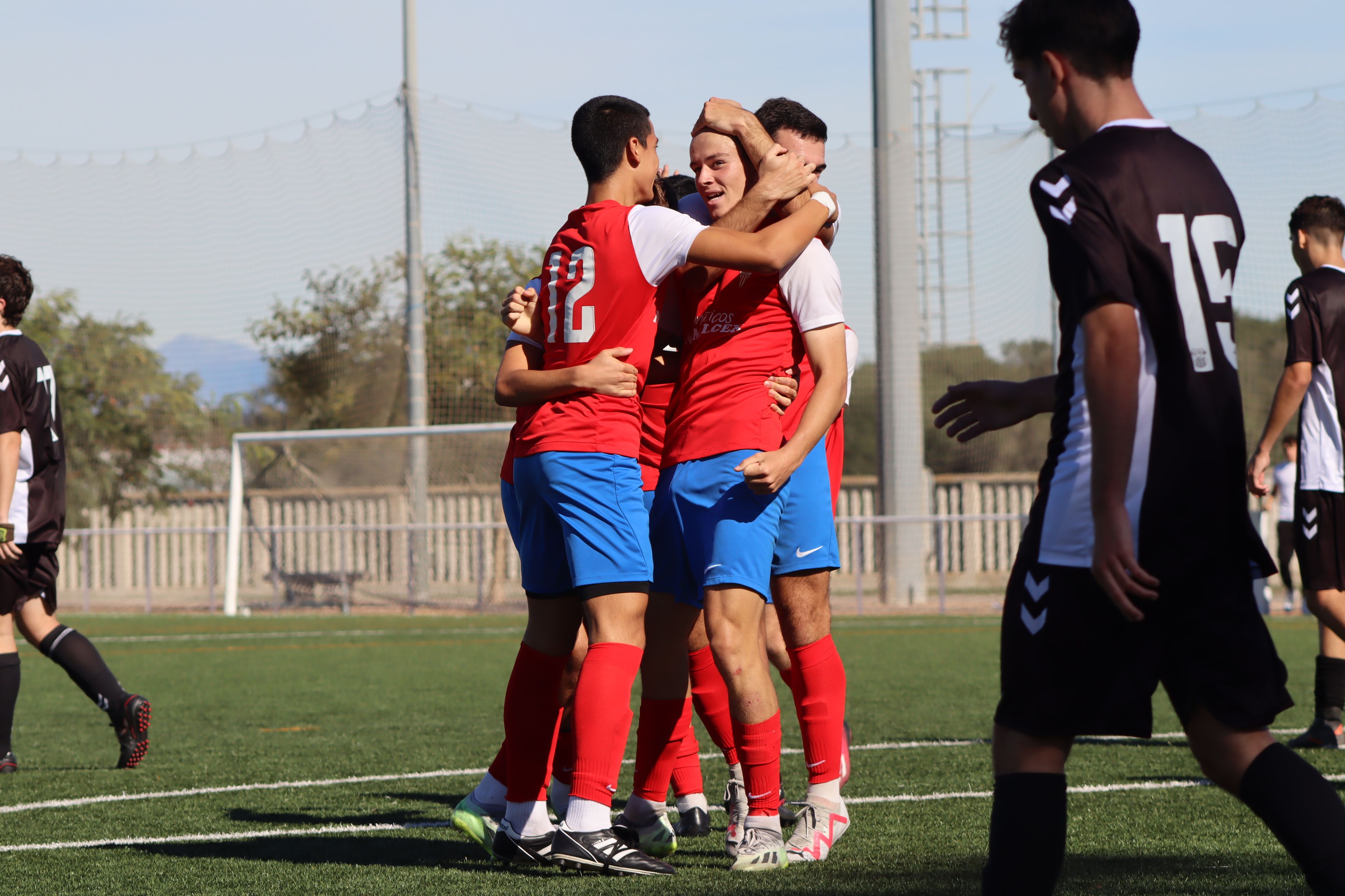 Los jugadores del juvenil del Algeciras CF felicitan a Tyler Carrington por su gol, el 2-1 ante el Calavera CF B/Foto: Axel S.C.