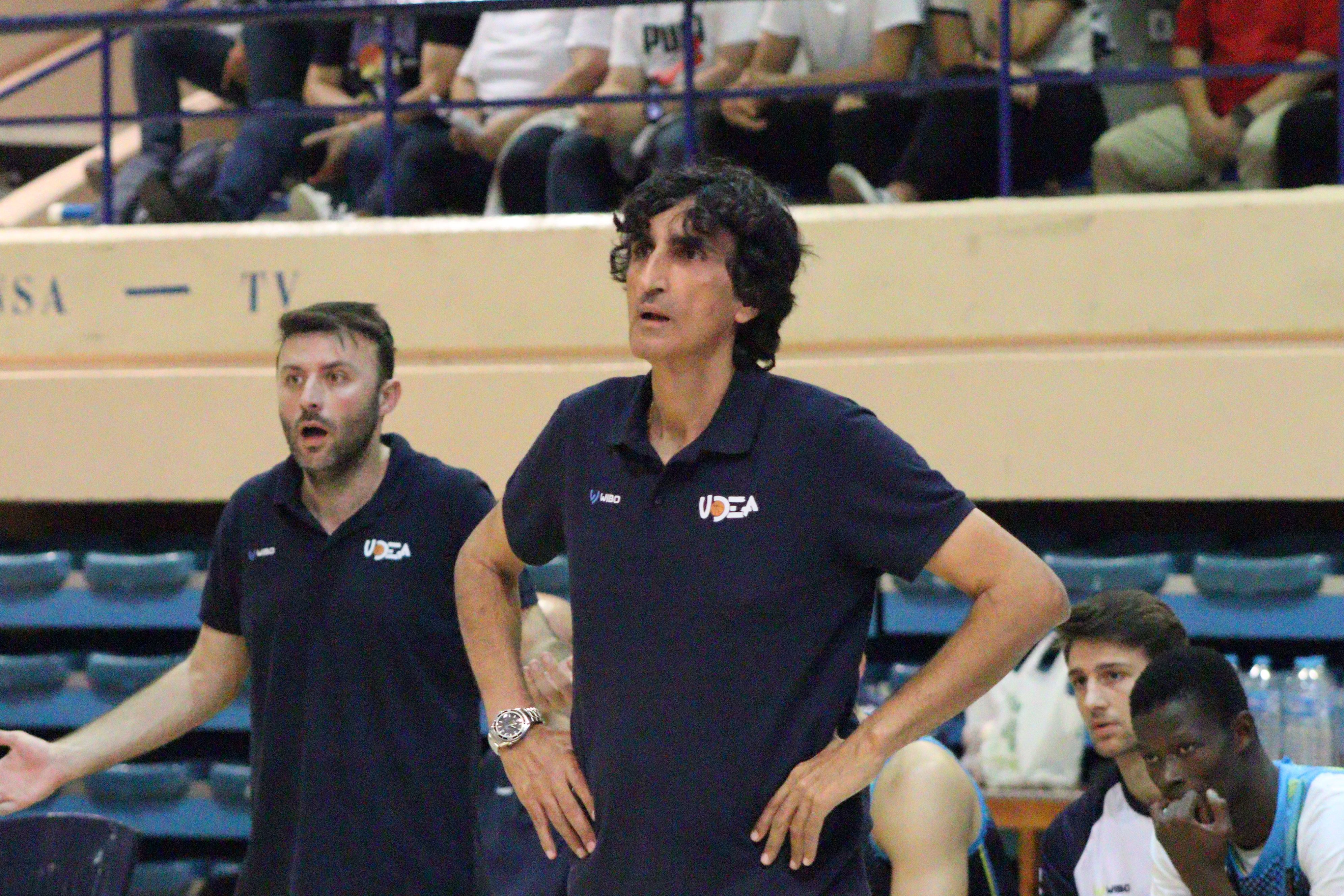 Javi Malla, durante el encuentro de UDEA ante Zornotza, con 'Miki' Ortega detrás/Foto: Axel S.C.