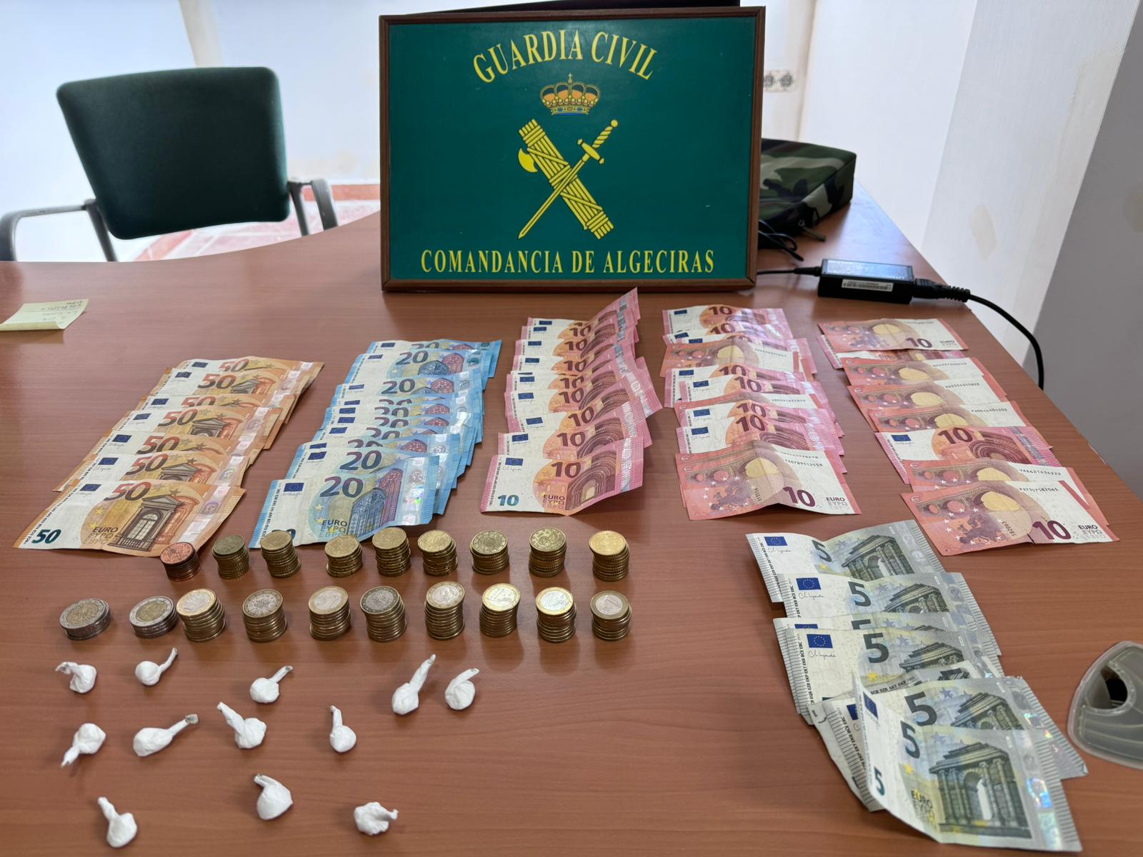 Dinero y droga incautada.