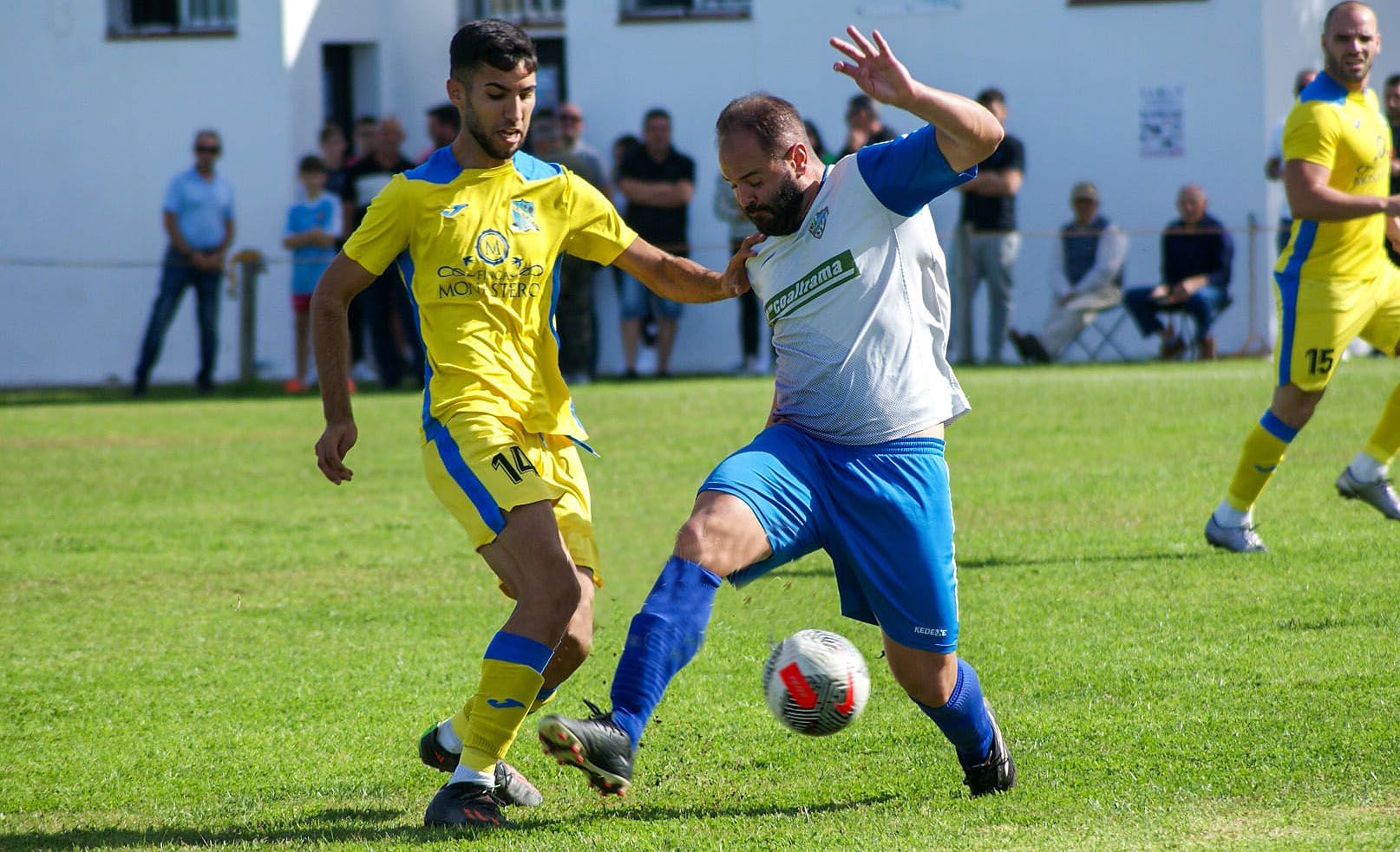 Antonio Hidalgo, del Facinas CF, trata de cortar el balón ante el avance de José Alamino, de la UD Tesorillo/Foto: ©Eva Gutiérrez
