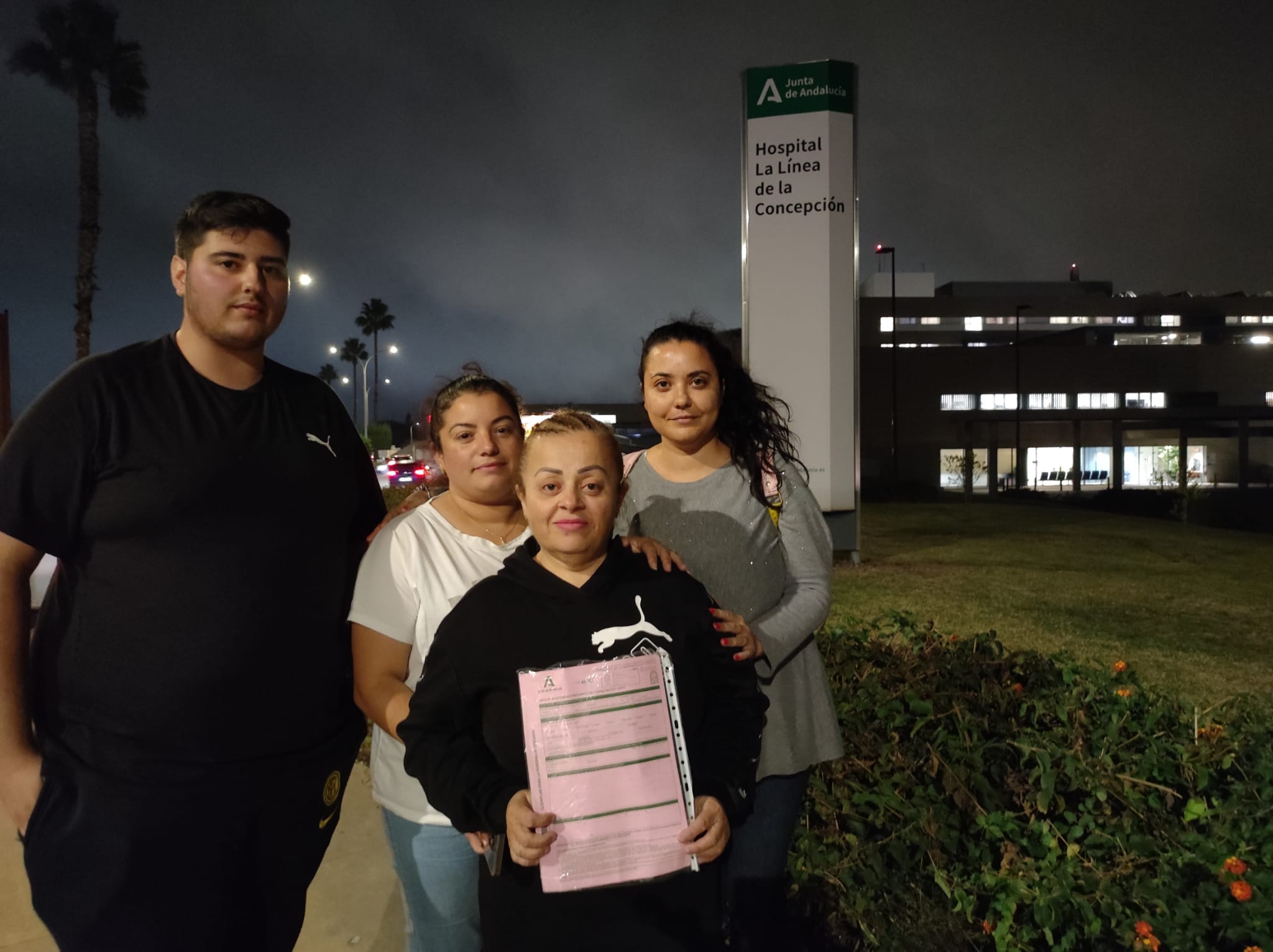 Paracetamol y manzanilla: tratamiento para un menor con peritonitis en el Hospital de La Línea. En esta imagen, familia del menor frente al hospital linense. Foto: S.D. / 8Directo.