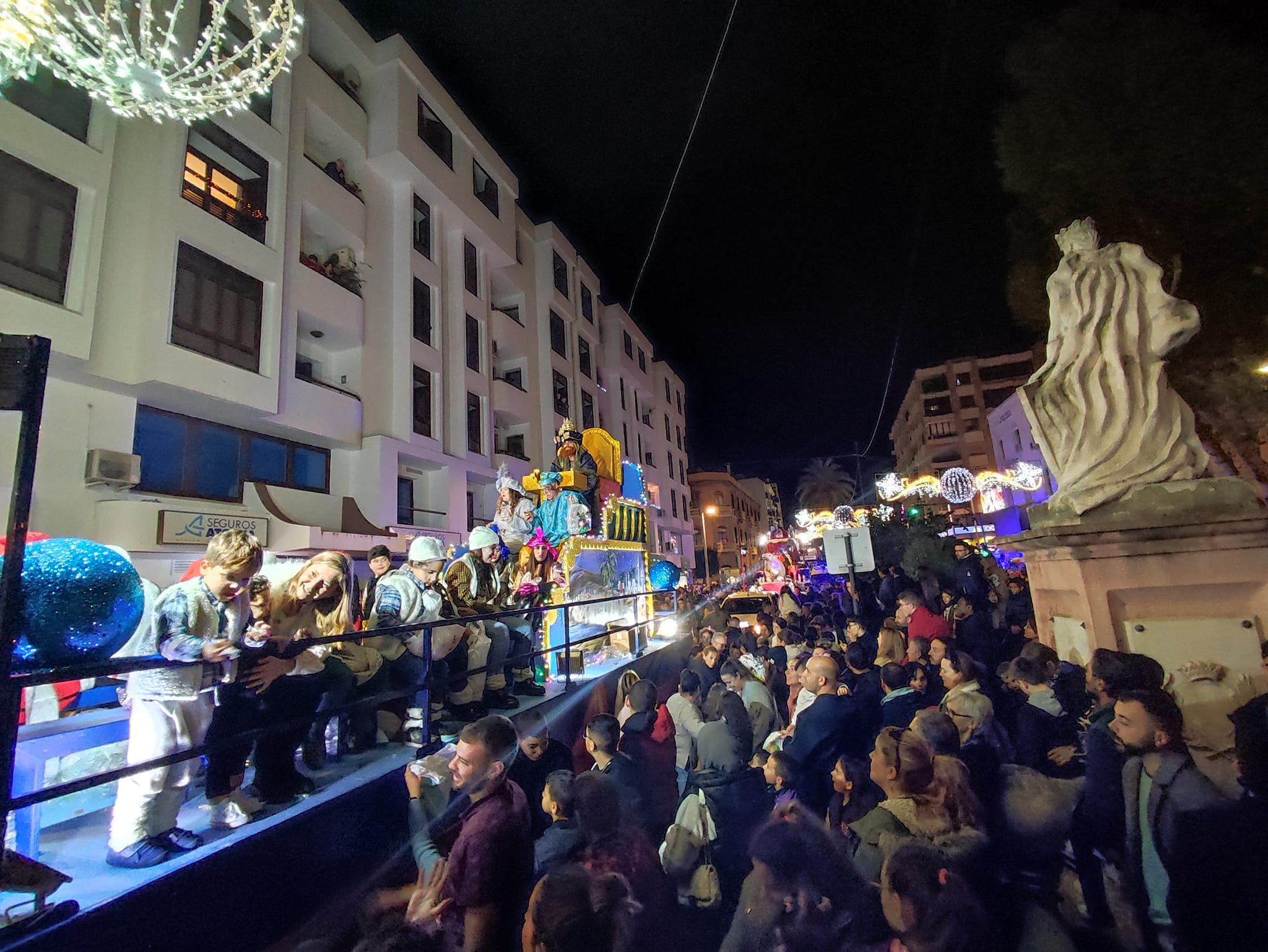 Consejos del 112 para disfrutar de una cabalgata de Reyes segura. Un momento de la cabalgata de Reyes de Algeciras 2023.