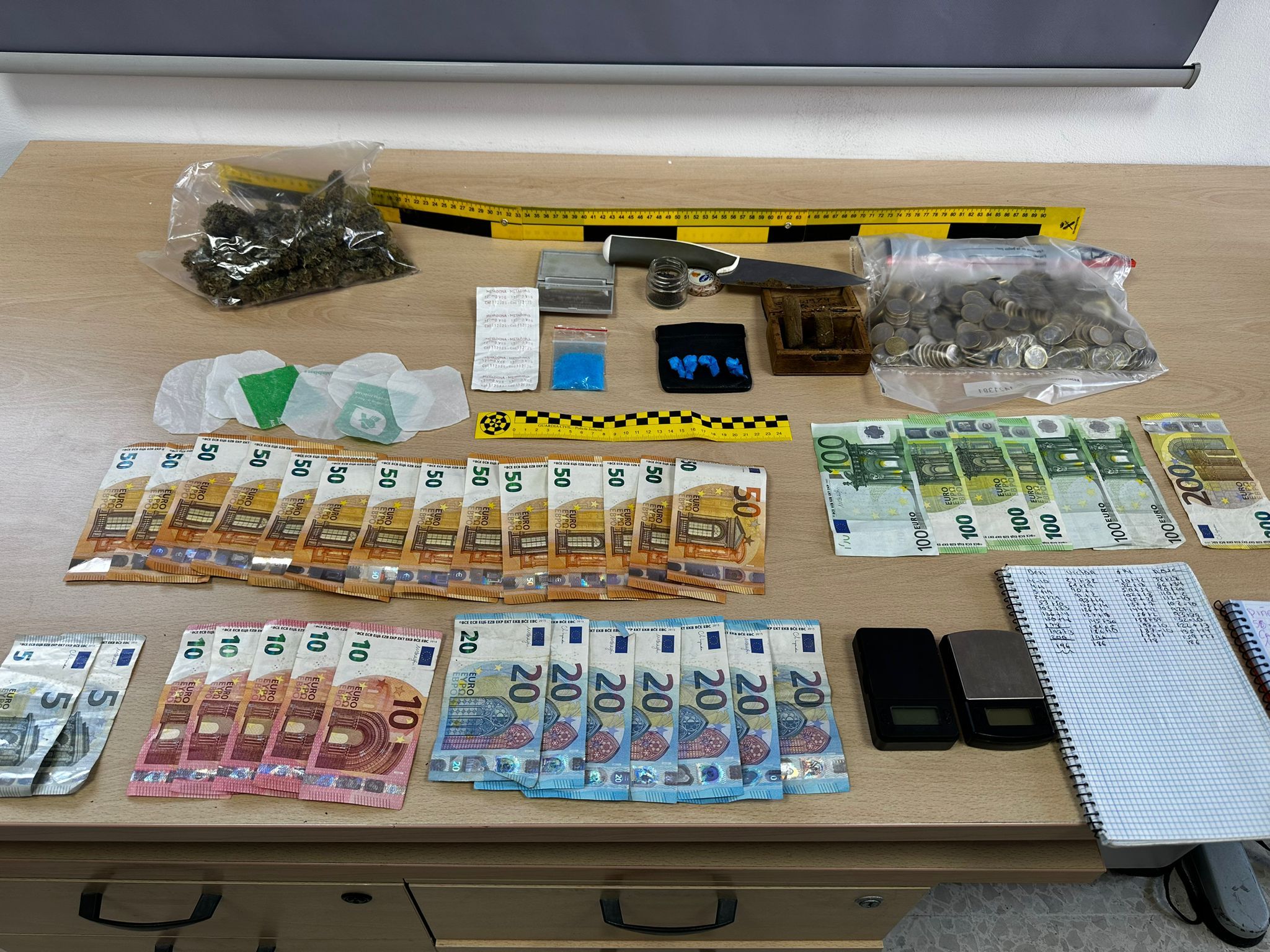 La Guardia Civil desactiva un punto de venta de drogas en Tarifa con dos detenciones 