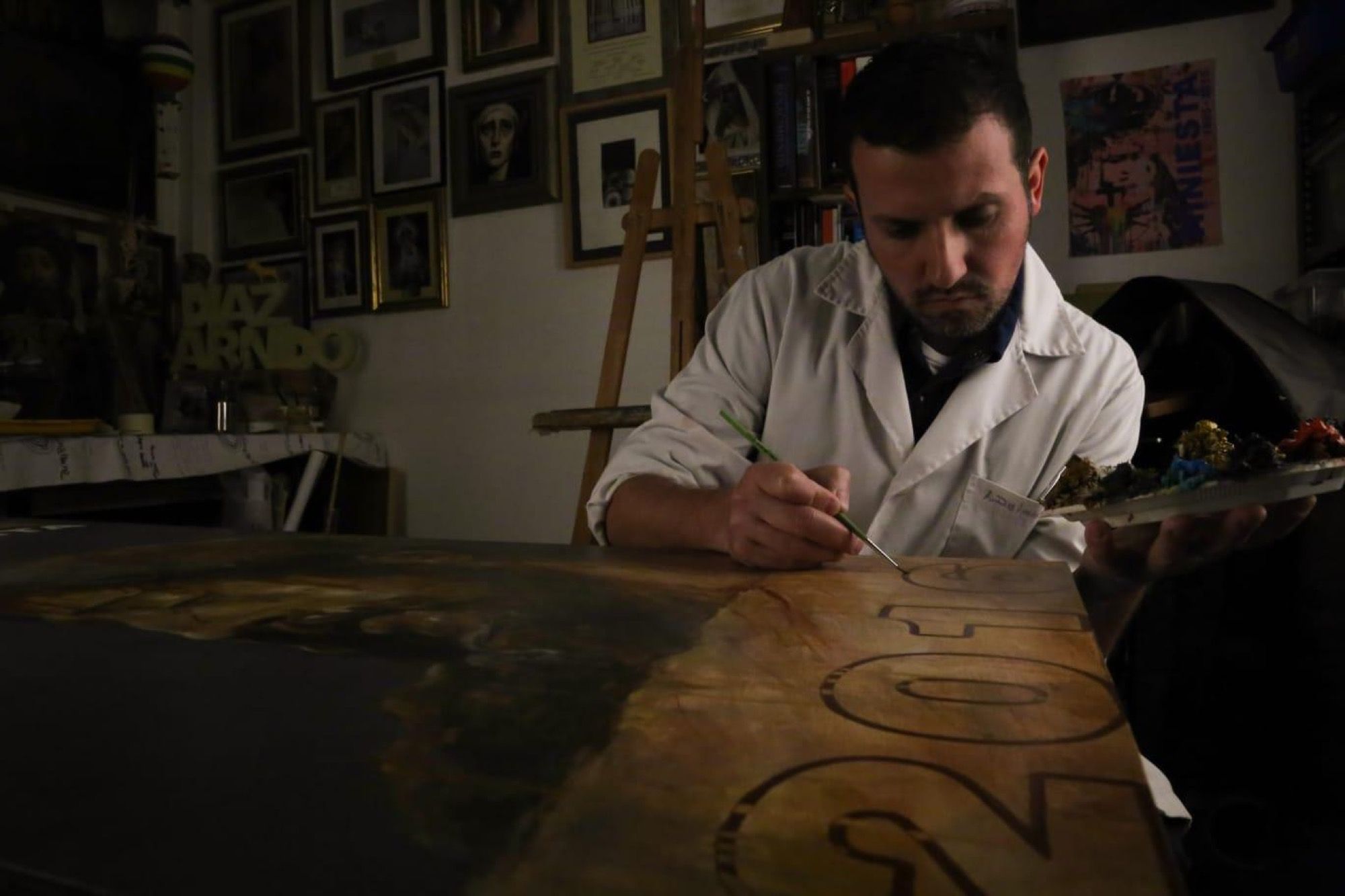 El artista sevillano Antonio Díaz Arnido, autor del cartel de la Semana Santa de San Roque 2024