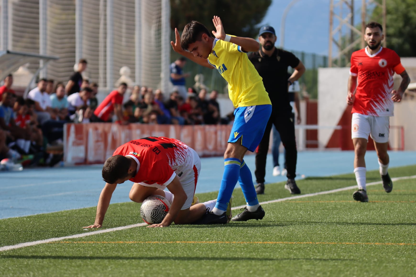 Un lance del encuentro entre el CD San Roque y el Cádiz CF C de la Primera Andaluza/fOTO: Juan Molina