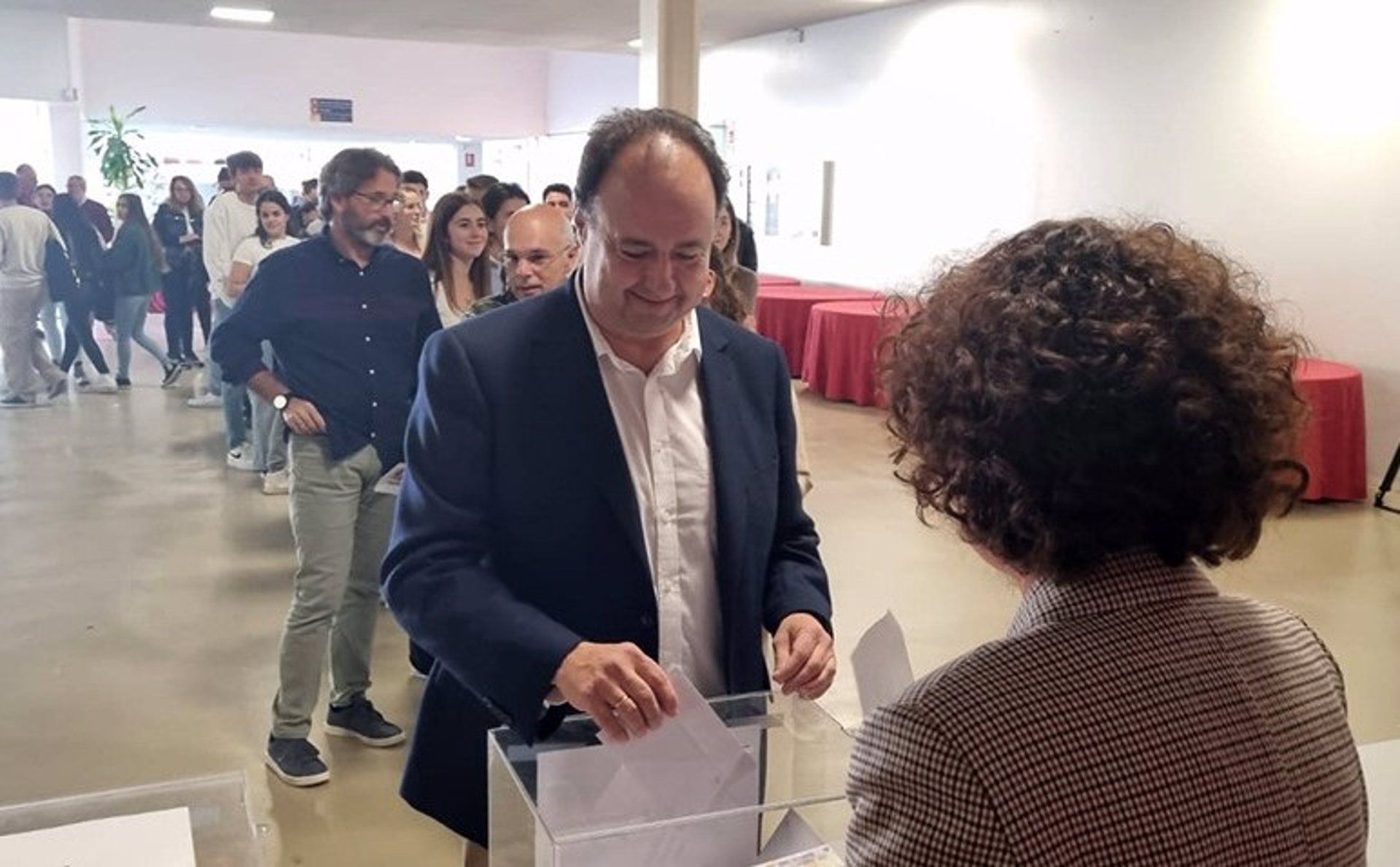 Casimiro Mantell gana las elecciones a rector de la Universidad de Cádiz. Casimiro Mantell vontando en las elecciones a rector. - UCA
