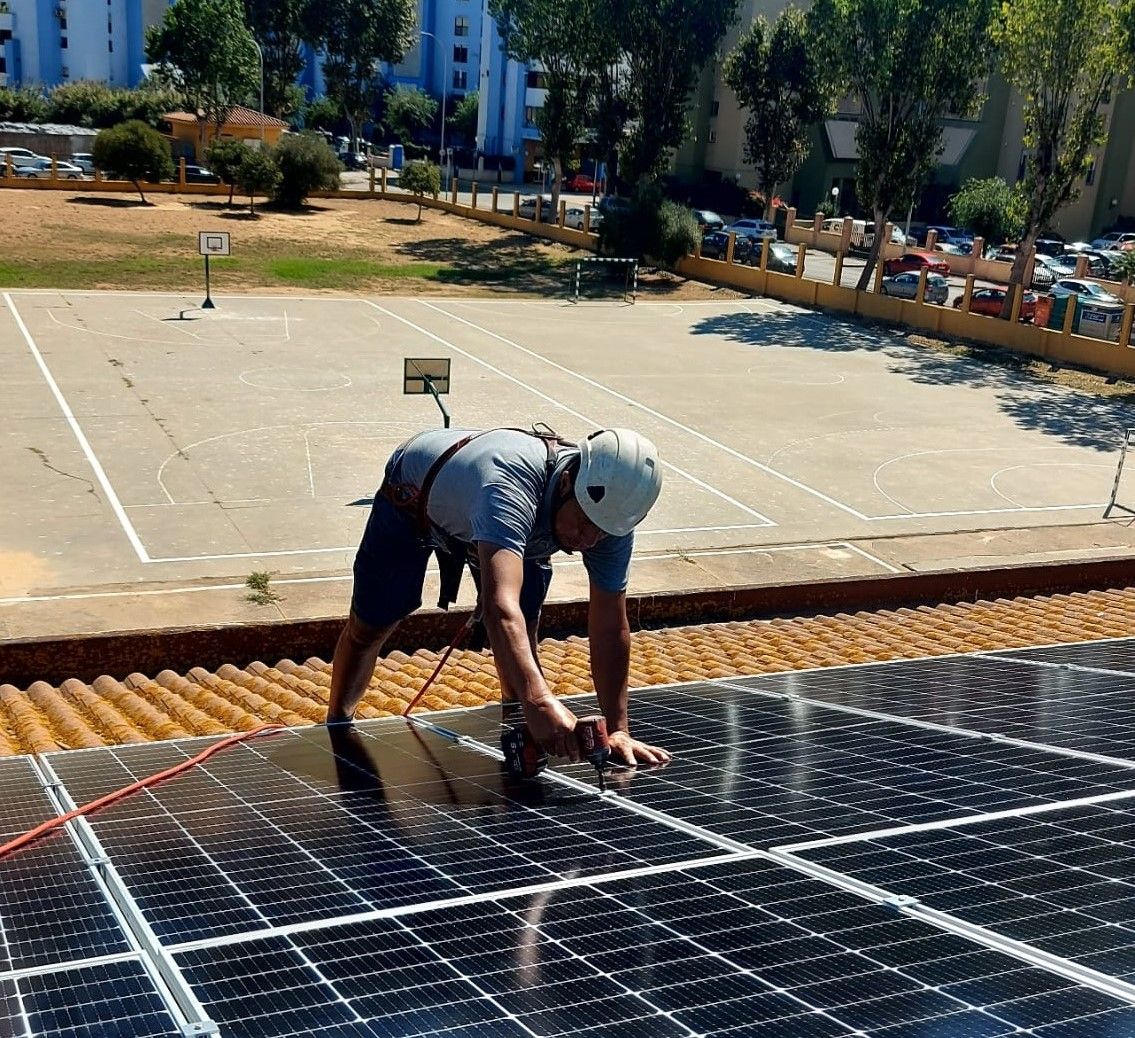 Un operario instala placas solares fotovoltaicas-