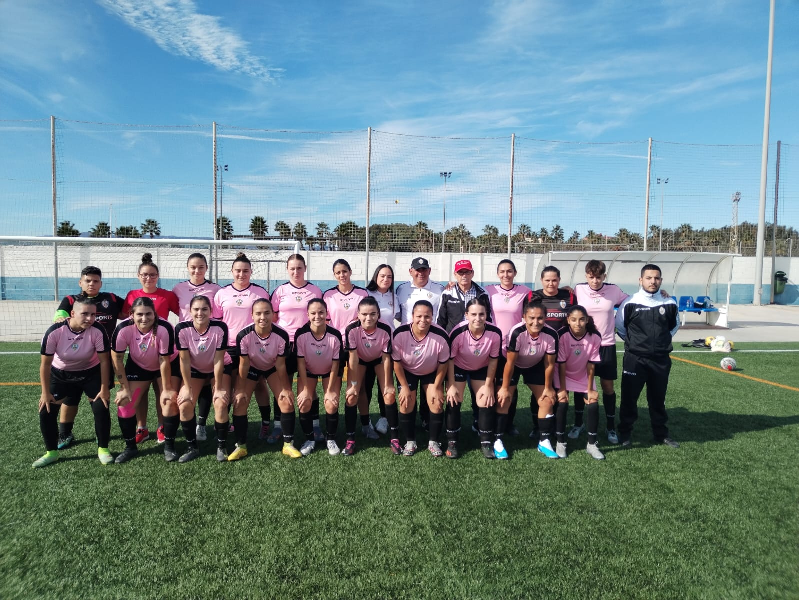 Las féminas del Linense FC Bolivia antes del encuentro ante el Ciudad de Cádiz