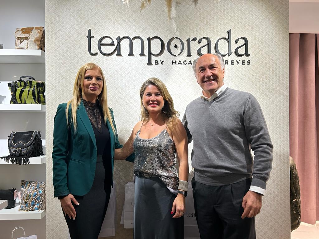 El alcalde y la delegada de Fomento junto a la propietaria de la tienda.