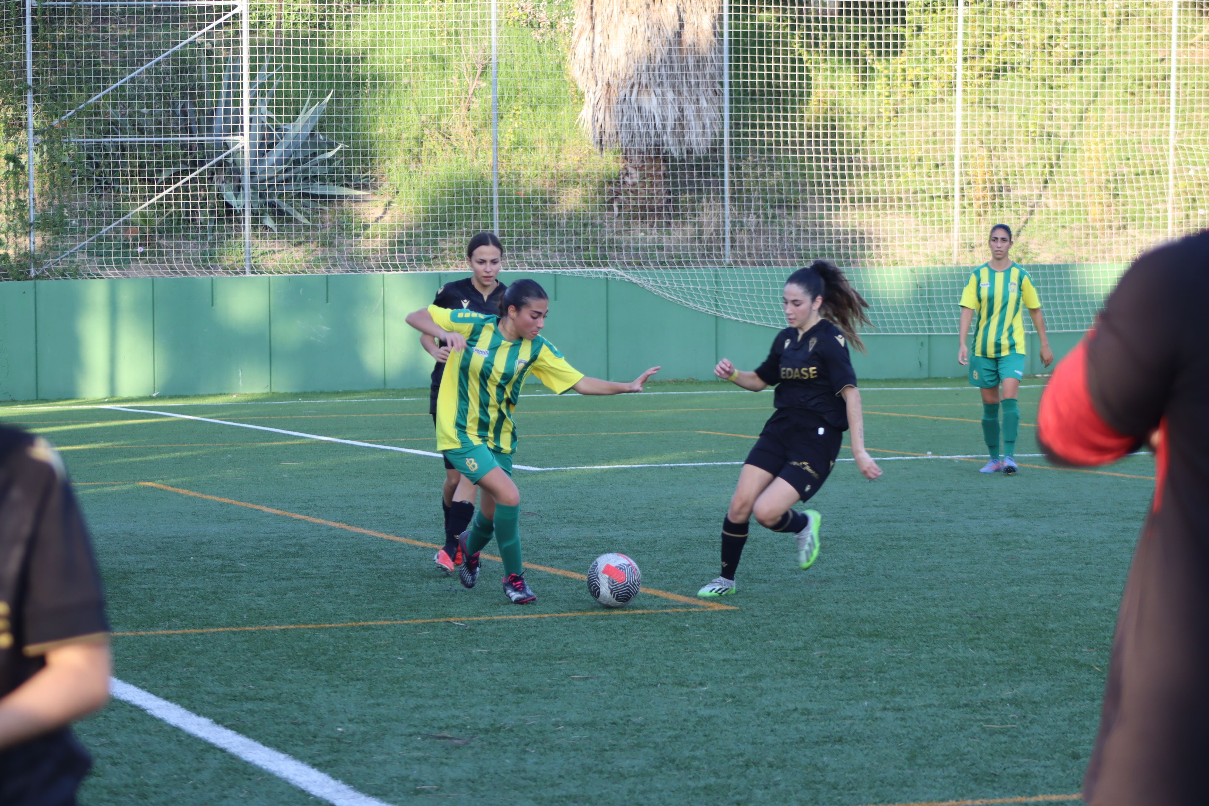 Las féminas de la UD Los Barrios dan la cara, pero los fallos ante el Cádiz CF B le condenan (0-7)