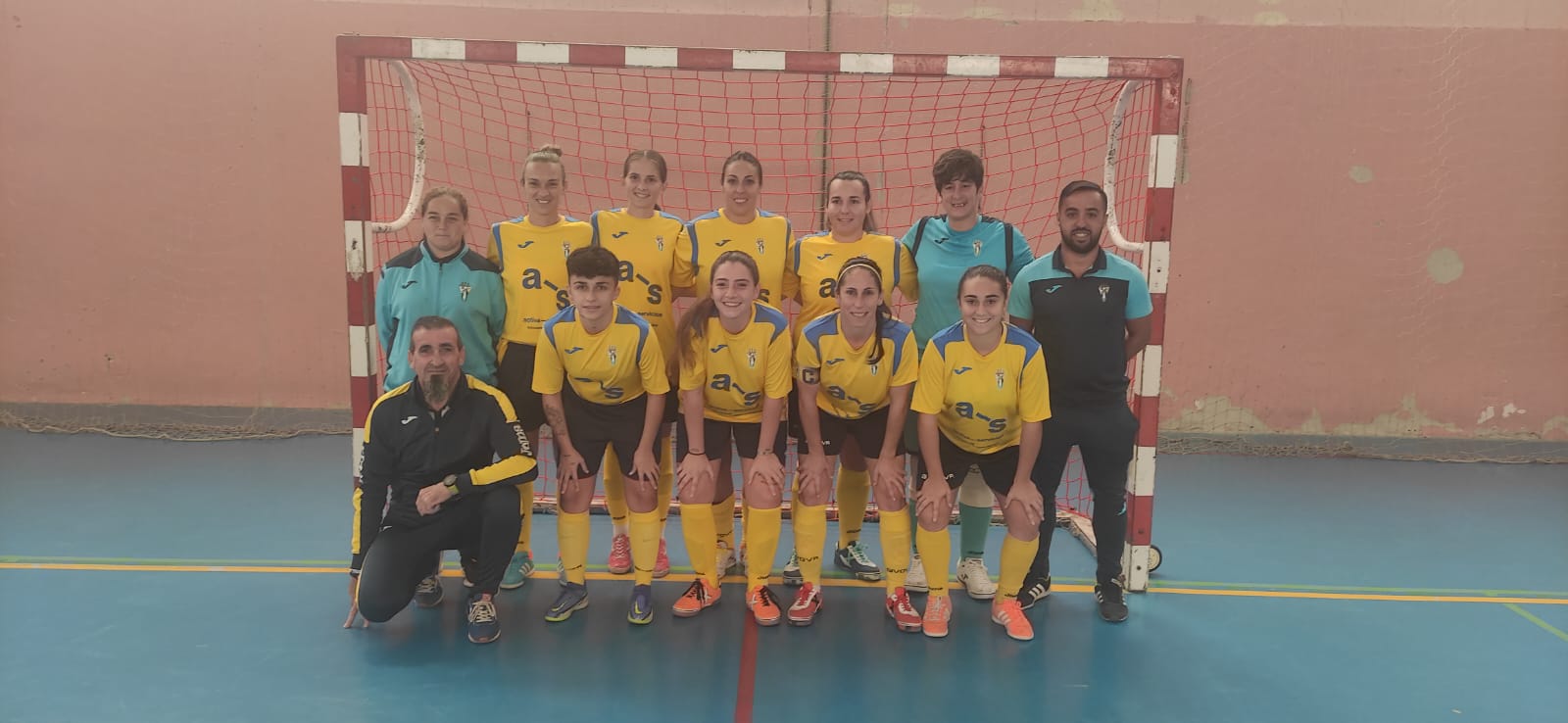 Las algecireñas posan en el pabellón del Colegio San Felipe Neri de Cádiz