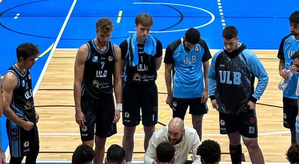 Jesús Guti habla con sus jugadores en un tiempo muerto de la ULB ante el CB Marbella