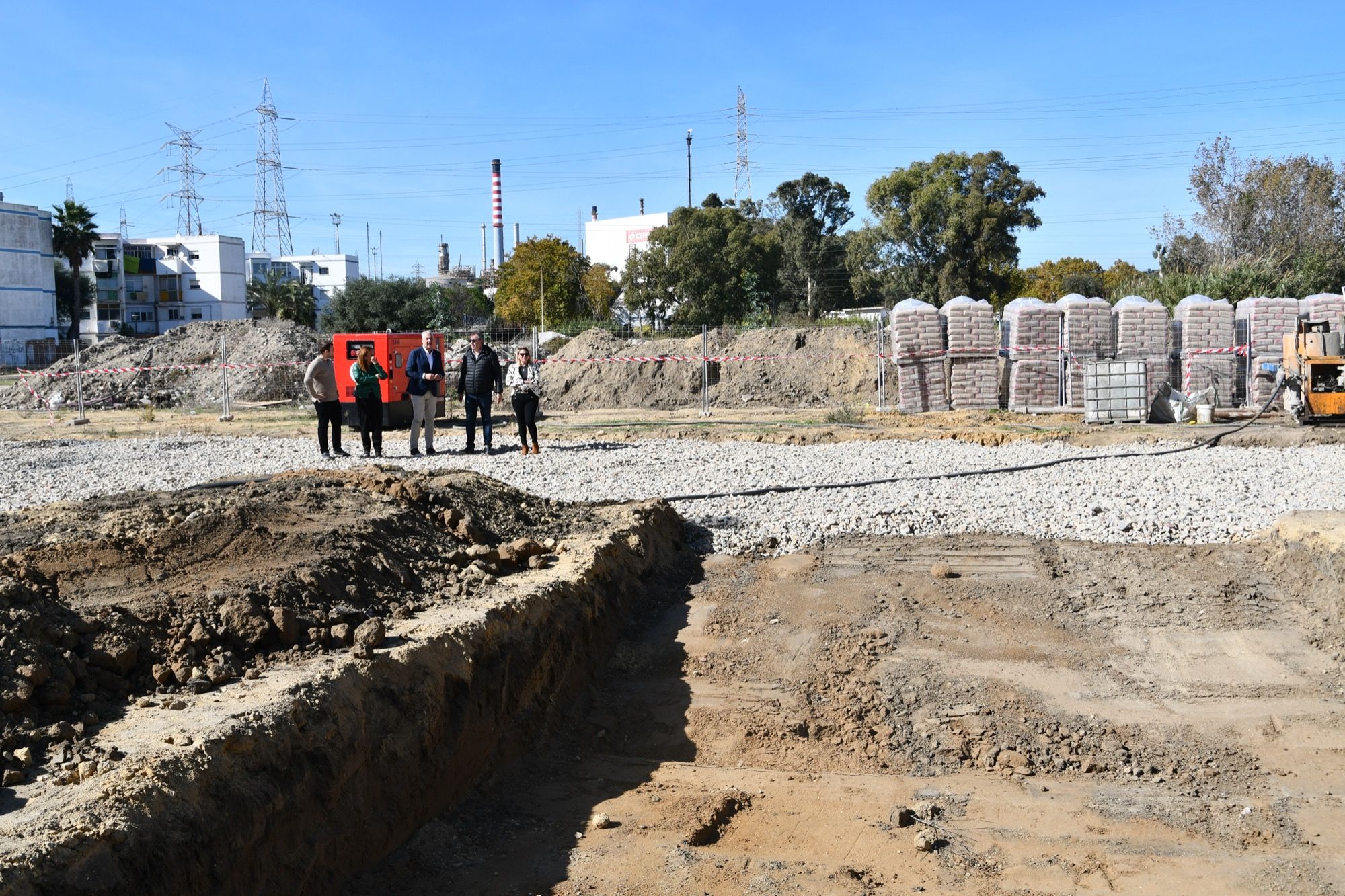 Autoridades municipales visitan la zona donde se levantará la residencia de mayores.
