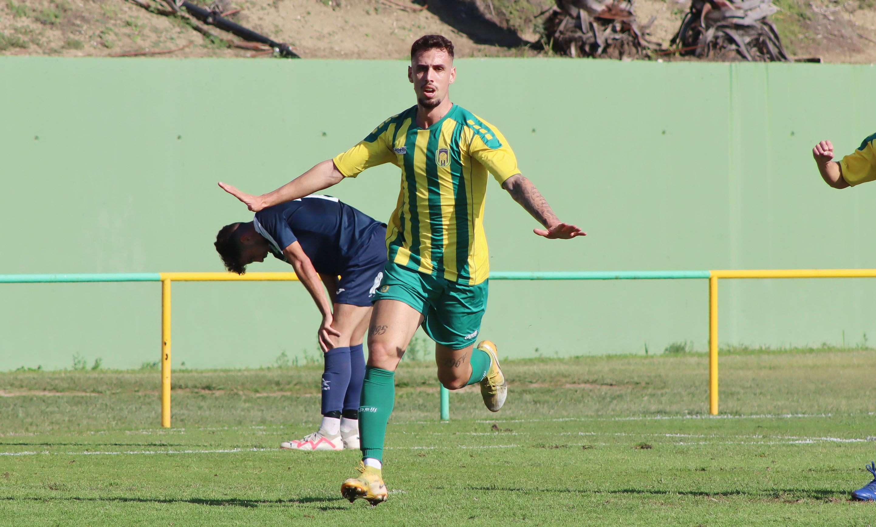El delantero de la Unión Deportiva Los Barrios, Caique, corre a celebrar el 3-2 en el 92' frente al Almodóvar del Río CF/Foto: Axel S.C.