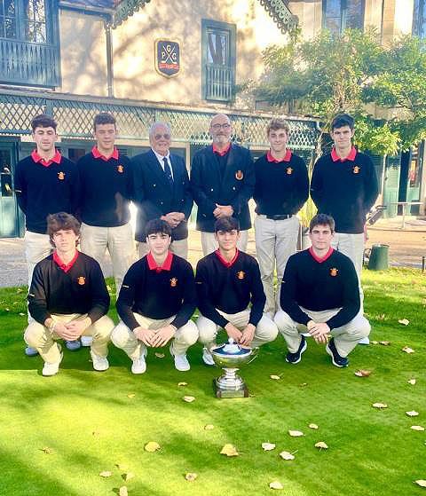 Alberto Baños, primero por la izquierda en la fila superior, posa con el equipo español campeón en Francia